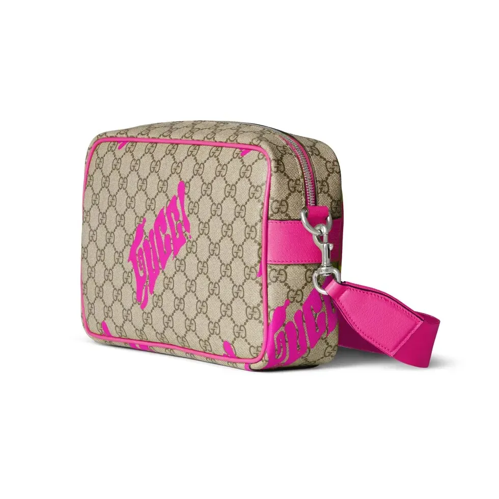 🔥In the 4050 early autumn series, Chinese artist Currynew reinterprets the brand logo, adding color to men's ready-to-wear, leather goods and accessories. This cross-body bag is crafted from coated fabric with the classic GG monogram pattern, cleverly integrated with Gucci prints and contrasting leather piping, making the entire design fuller. Beige and dark brown coated fabric with classic GG monogram pattern Bright pink leather trim Gucci print Currynew workmanship Cotton and linen blend lining Interior: 1 zip pocket Holds iPhone Plus, bi-fold wallet or card holder, and Airpods Removable canvas and leather shoulder strap (55cm high) Zip closure Ident No.: 839380. Dimensions: 27 cm (width) x 18 cm (height) x 7.5 cm (depth) Weight: about 0.61 kg Color: Purple silk screen/original leather.  Made in Italy