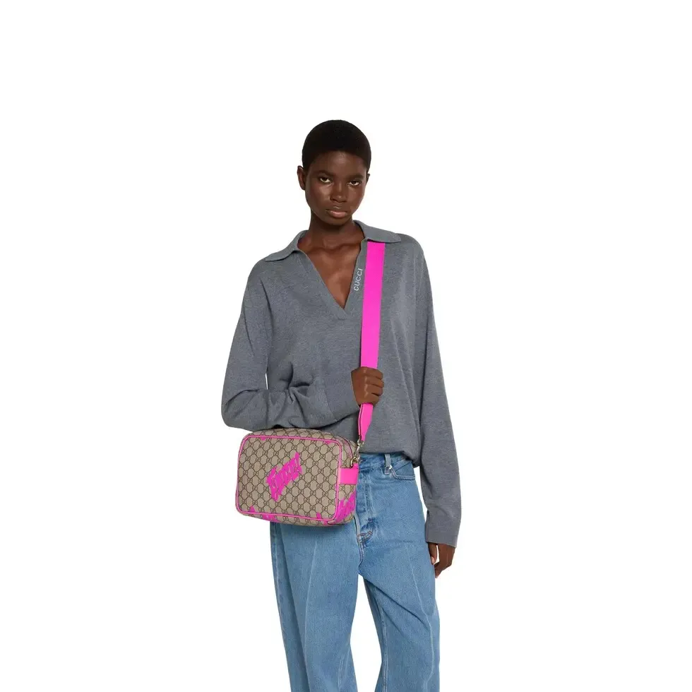 🔥In the 4050 early autumn series, Chinese artist Currynew reinterprets the brand logo, adding color to men's ready-to-wear, leather goods and accessories. This cross-body bag is crafted from coated fabric with the classic GG monogram pattern, cleverly integrated with Gucci prints and contrasting leather piping, making the entire design fuller. Beige and dark brown coated fabric with classic GG monogram pattern Bright pink leather trim Gucci print Currynew workmanship Cotton and linen blend lining Interior: 1 zip pocket Holds iPhone Plus, bi-fold wallet or card holder, and Airpods Removable canvas and leather shoulder strap (55cm high) Zip closure Ident No.: 839380. Dimensions: 27 cm (width) x 18 cm (height) x 7.5 cm (depth) Weight: about 0.61 kg Color: Purple silk screen/original leather.  Made in Italy