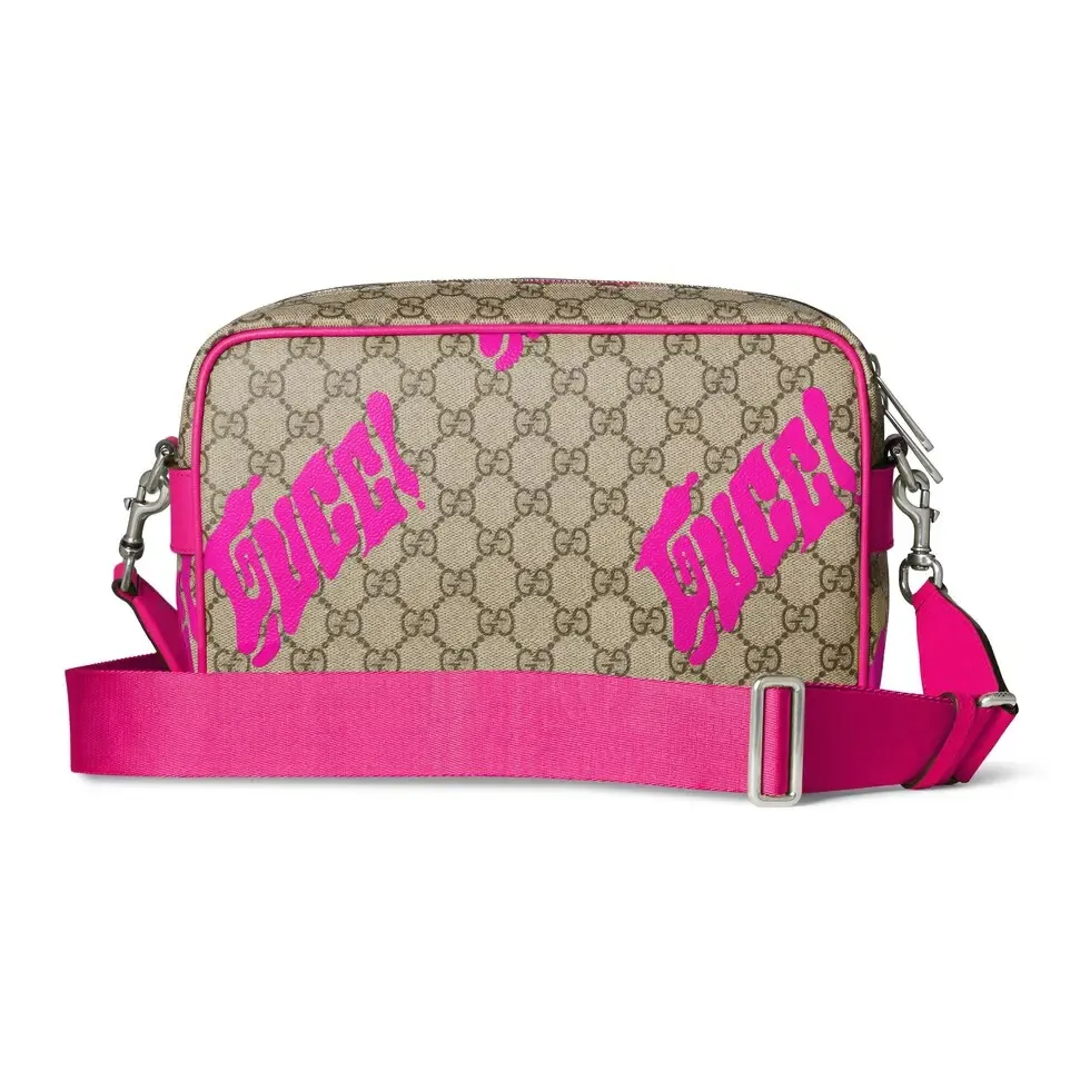 🔥In the 4050 early autumn series, Chinese artist Currynew reinterprets the brand logo, adding color to men's ready-to-wear, leather goods and accessories. This cross-body bag is crafted from coated fabric with the classic GG monogram pattern, cleverly integrated with Gucci prints and contrasting leather piping, making the entire design fuller. Beige and dark brown coated fabric with classic GG monogram pattern Bright pink leather trim Gucci print Currynew workmanship Cotton and linen blend lining Interior: 1 zip pocket Holds iPhone Plus, bi-fold wallet or card holder, and Airpods Removable canvas and leather shoulder strap (55cm high) Zip closure Ident No.: 839380. Dimensions: 27 cm (width) x 18 cm (height) x 7.5 cm (depth) Weight: about 0.61 kg Color: Purple silk screen/original leather.  Made in Italy