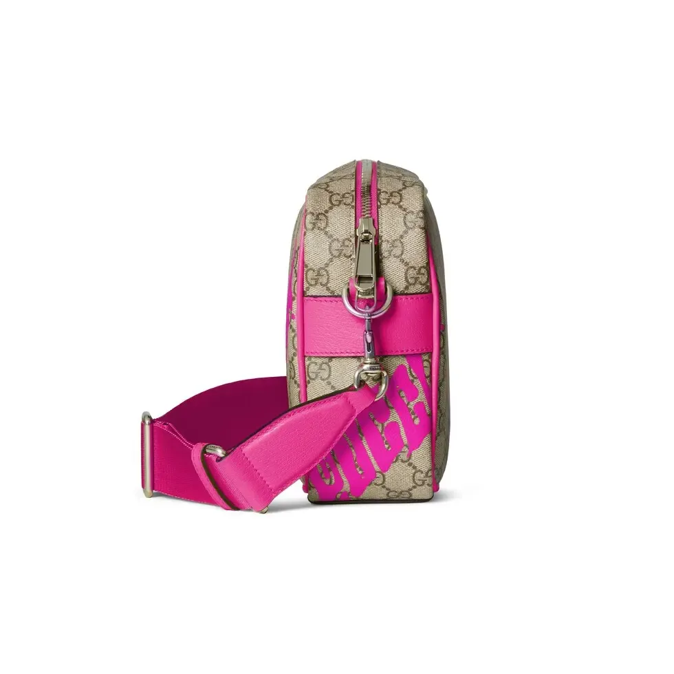 🔥In the 4050 early autumn series, Chinese artist Currynew reinterprets the brand logo, adding color to men's ready-to-wear, leather goods and accessories. This cross-body bag is crafted from coated fabric with the classic GG monogram pattern, cleverly integrated with Gucci prints and contrasting leather piping, making the entire design fuller. Beige and dark brown coated fabric with classic GG monogram pattern Bright pink leather trim Gucci print Currynew workmanship Cotton and linen blend lining Interior: 1 zip pocket Holds iPhone Plus, bi-fold wallet or card holder, and Airpods Removable canvas and leather shoulder strap (55cm high) Zip closure Ident No.: 839380. Dimensions: 27 cm (width) x 18 cm (height) x 7.5 cm (depth) Weight: about 0.61 kg Color: Purple silk screen/original leather.  Made in Italy
