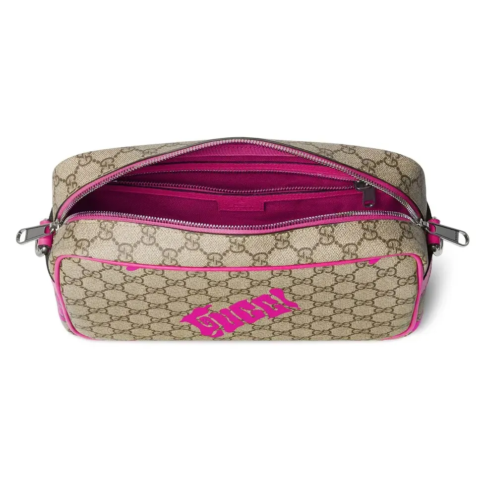 🔥In the 4050 early autumn series, Chinese artist Currynew reinterprets the brand logo, adding color to men's ready-to-wear, leather goods and accessories. This cross-body bag is crafted from coated fabric with the classic GG monogram pattern, cleverly integrated with Gucci prints and contrasting leather piping, making the entire design fuller. Beige and dark brown coated fabric with classic GG monogram pattern Bright pink leather trim Gucci print Currynew workmanship Cotton and linen blend lining Interior: 1 zip pocket Holds iPhone Plus, bi-fold wallet or card holder, and Airpods Removable canvas and leather shoulder strap (55cm high) Zip closure Ident No.: 839380. Dimensions: 27 cm (width) x 18 cm (height) x 7.5 cm (depth) Weight: about 0.61 kg Color: Purple silk screen/original leather.  Made in Italy