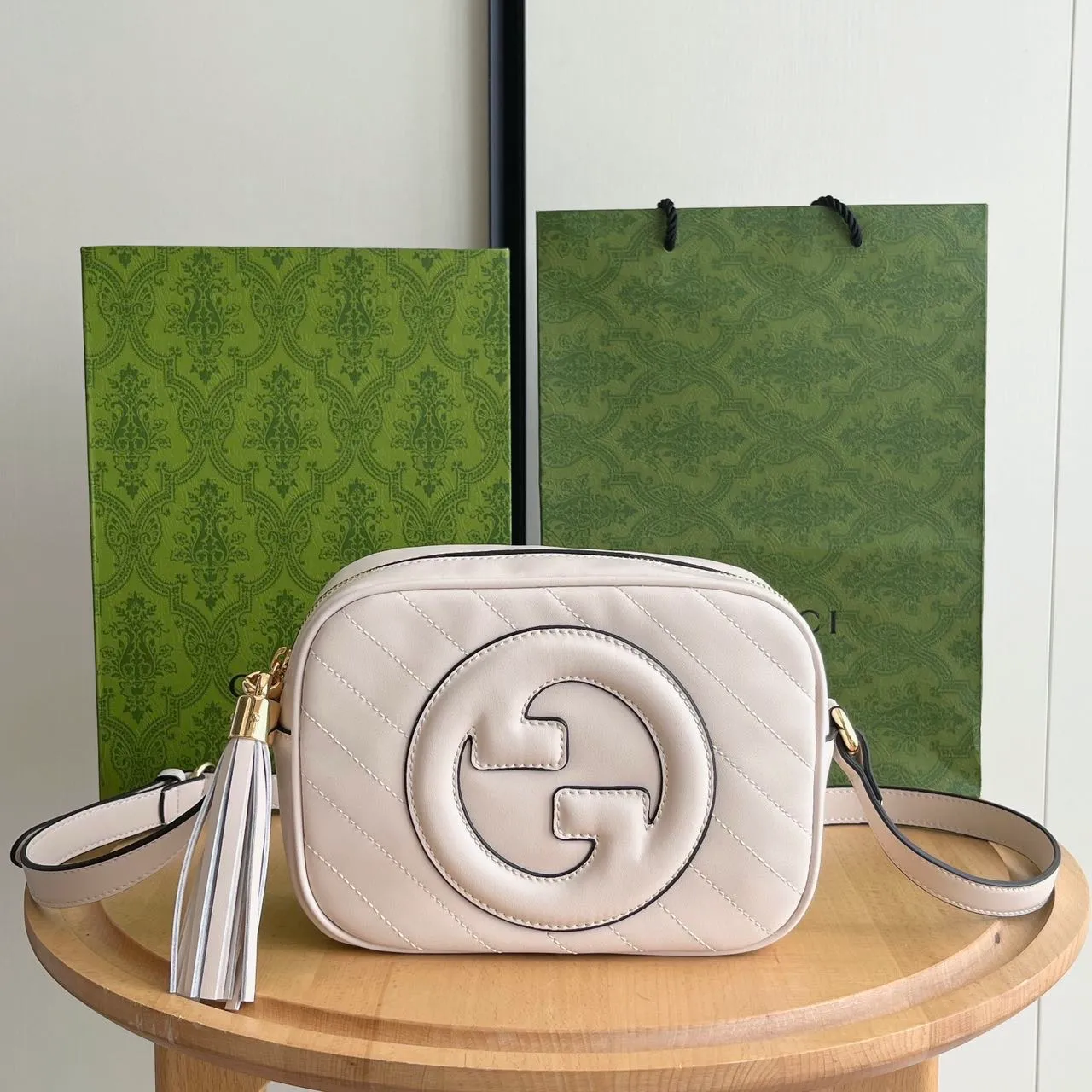 Actual shot 💰260 𝐆𝐮𝐜𝐜𝐢 𝐁𝐥𝐨𝐧𝐝𝐢𝐞Camera bag Model: 742360 first-layer cowhide Size: 21*15.5*5.5cm The new upgraded style is more attractive! The capacity is adequate ~ the shoulder straps are adjustable