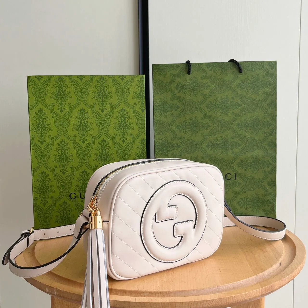 Actual shot 💰260 𝐆𝐮𝐜𝐜𝐢 𝐁𝐥𝐨𝐧𝐝𝐢𝐞Camera bag Model: 742360 first-layer cowhide Size: 21*15.5*5.5cm The new upgraded style is more attractive! The capacity is adequate ~ the shoulder straps are adjustable