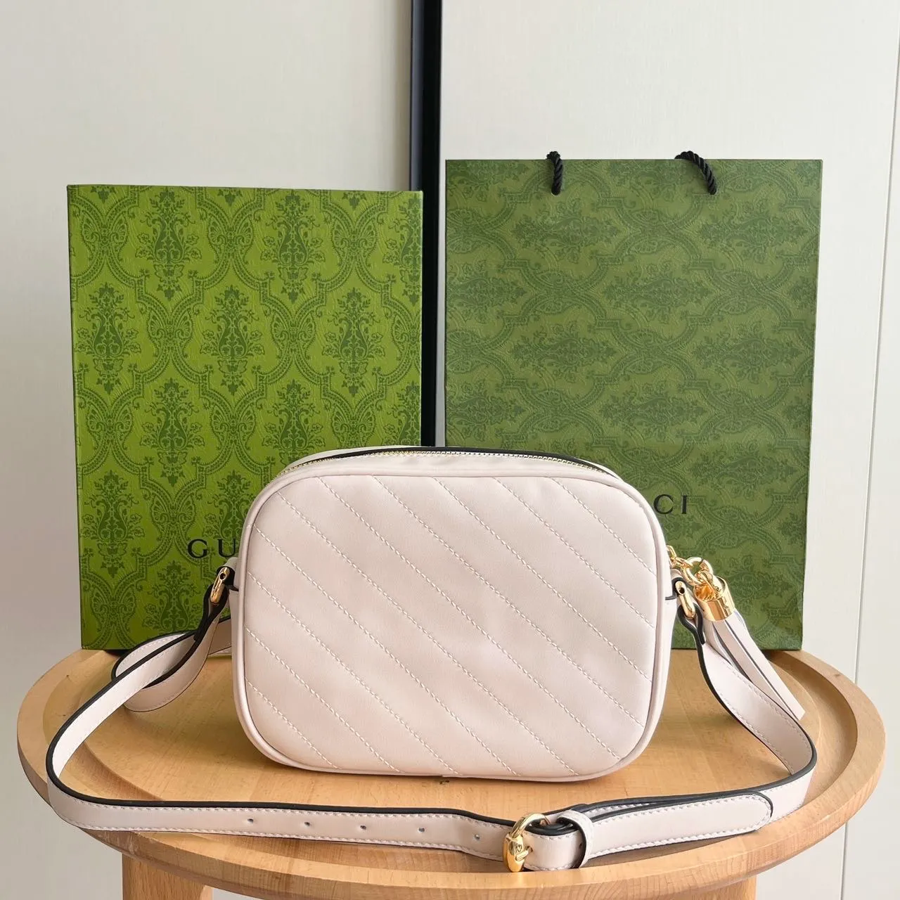 Actual shot 💰260 𝐆𝐮𝐜𝐜𝐢 𝐁𝐥𝐨𝐧𝐝𝐢𝐞Camera bag Model: 742360 first-layer cowhide Size: 21*15.5*5.5cm The new upgraded style is more attractive! The capacity is adequate ~ the shoulder straps are adjustable