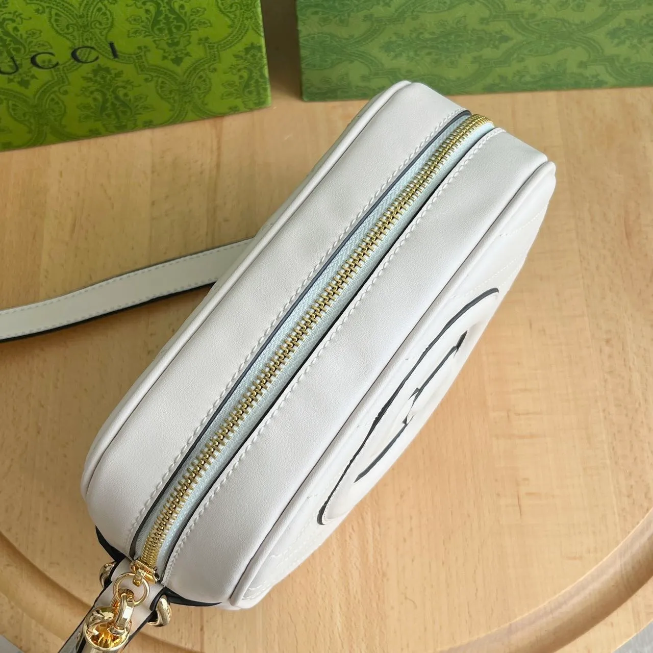 Actual shot 💰260 𝐆𝐮𝐜𝐜𝐢 𝐁𝐥𝐨𝐧𝐝𝐢𝐞Camera bag Model: 742360 first-layer cowhide Size: 21*15.5*5.5cm The new upgraded style is more attractive! The capacity is adequate ~ the shoulder straps are adjustable