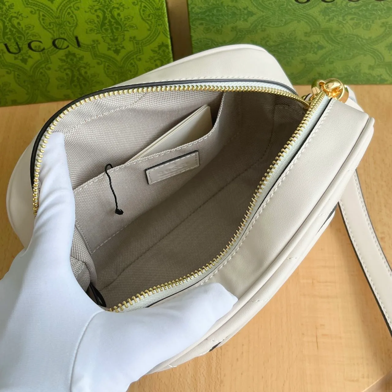 Actual shot 💰260 𝐆𝐮𝐜𝐜𝐢 𝐁𝐥𝐨𝐧𝐝𝐢𝐞Camera bag Model: 742360 first-layer cowhide Size: 21*15.5*5.5cm The new upgraded style is more attractive! The capacity is adequate ~ the shoulder straps are adjustable