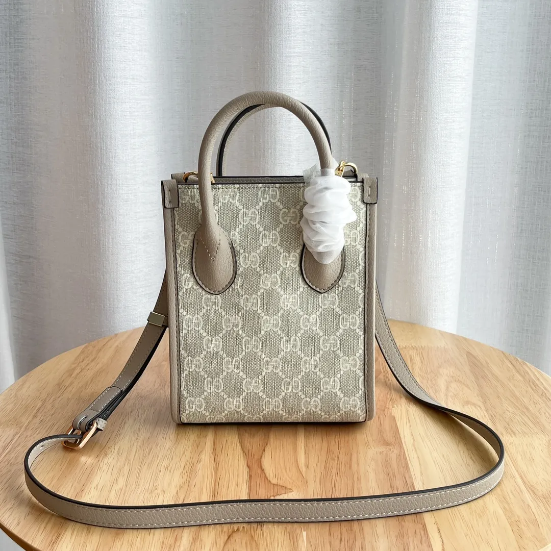 Actual shot #💰220 Model: 671623 Size: 16×20×7cm 𝙂𝙪𝙘𝙘𝙞 𝙍𝙚𝙩𝙧𝙤 Mini Tote Bag Shoulder Strap 🉑️ Adjustment Since the advent of Retro mini tote, the interlocking double G-straight has been one of the iconic elements of the brand. Familiar brand symbols combined with leather details make this tote a centerpiece. The classic double G letter intertwined canvas material makes the entire design exude strong brand connotation.
