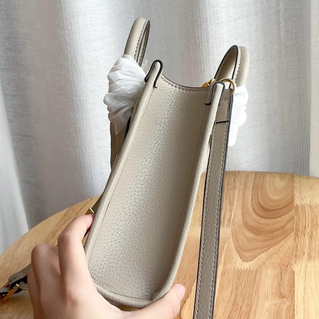Actual shot #💰220 Model: 671623 Size: 16×20×7cm 𝙂𝙪𝙘𝙘𝙞 𝙍𝙚𝙩𝙧𝙤 Mini Tote Bag Shoulder Strap 🉑️ Adjustment Since the advent of Retro mini tote, the interlocking double G-straight has been one of the iconic elements of the brand. Familiar brand symbols combined with leather details make this tote a centerpiece. The classic double G letter intertwined canvas material makes the entire design exude strong brand connotation.