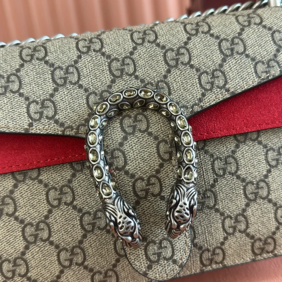 p1020. 📣📣📣【Original leather with 🌈Full set of counter packaging】🔥🔥GG 𝗗𝗶𝗼𝗻𝘆𝘀𝘂𝘀 2020ss new Bacchus. The tiger head logo of the new Bacchus is with diamonds, and the entire design has been changed from complexity to simplicity, retaining the classic medium-sized delicate and elegant bag shape. The weight has become much lighter! There is no longer the criticism of being "heavy as a stone". Ah~ This new Dionysus is really changed to suit my liking! Size: 25×13.5×7cm #499623m.