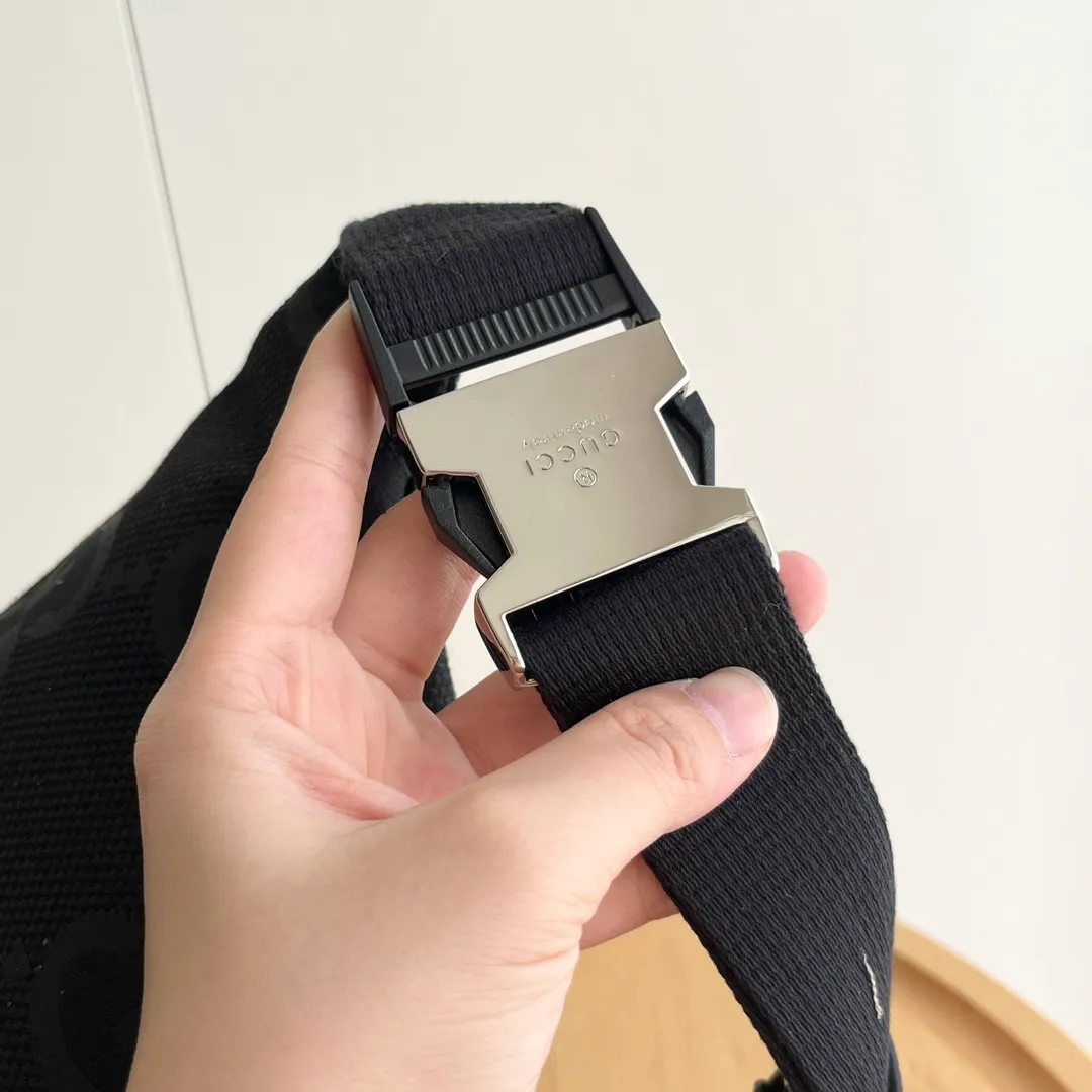 Actual shot #💰240 Style number: 696031 Black cloth upgraded version Original single cloth + webbing Size: 39X17X4cm Gucci Super Double G Jumbo series waist bag Black webbing belt adjustable length Super capacity! Very light weight~