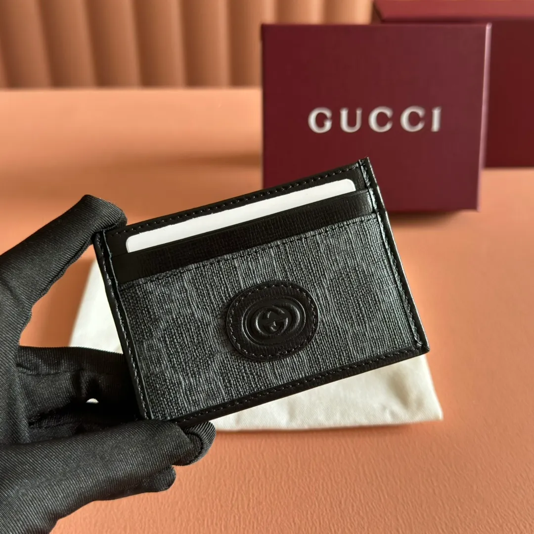 p260. 📣📣📣【Original leather with 🌈full counter packaging】🔥🔥This simple and slender wallet is made of black GG Supreme canvas, decorated with tonal leather piping and an interlocking double G logo, highlighting the charm of a classic design. Black GG Supreme canvas, environmentally friendly material. Black leather trim. Viscose lining. Oval leather interlocking G plaque. Eight card compartments, two bill compartments. Color: black/pvc. Model: 673002.