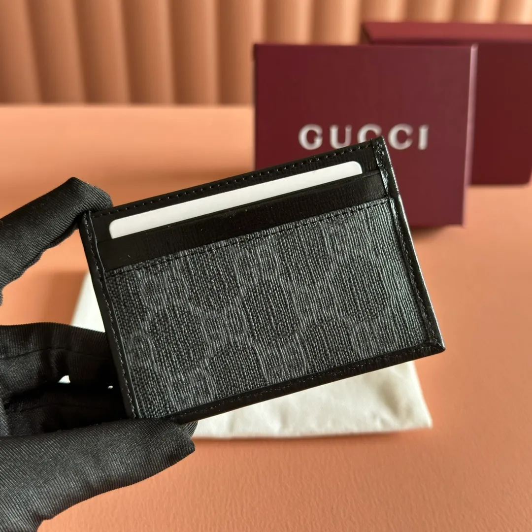 p260. 📣📣📣【Original leather with 🌈full counter packaging】🔥🔥This simple and slender wallet is made of black GG Supreme canvas, decorated with tonal leather piping and an interlocking double G logo, highlighting the charm of a classic design. Black GG Supreme canvas, environmentally friendly material. Black leather trim. Viscose lining. Oval leather interlocking G plaque. Eight card compartments, two bill compartments. Color: black/pvc. Model: 673002.
