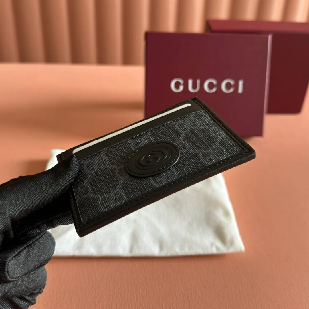 p260. 📣📣📣【Original leather with 🌈full counter packaging】🔥🔥This simple and slender wallet is made of black GG Supreme canvas, decorated with tonal leather piping and an interlocking double G logo, highlighting the charm of a classic design. Black GG Supreme canvas, environmentally friendly material. Black leather trim. Viscose lining. Oval leather interlocking G plaque. Eight card compartments, two bill compartments. Color: black/pvc. Model: 673002.