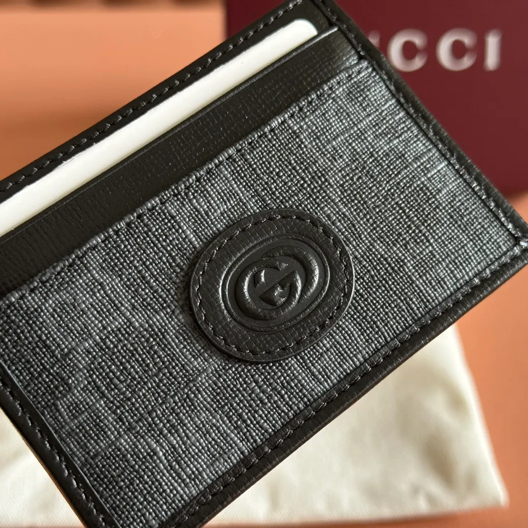 p260. 📣📣📣【Original leather with 🌈full counter packaging】🔥🔥This simple and slender wallet is made of black GG Supreme canvas, decorated with tonal leather piping and an interlocking double G logo, highlighting the charm of a classic design. Black GG Supreme canvas, environmentally friendly material. Black leather trim. Viscose lining. Oval leather interlocking G plaque. Eight card compartments, two bill compartments. Color: black/pvc. Model: 673002.