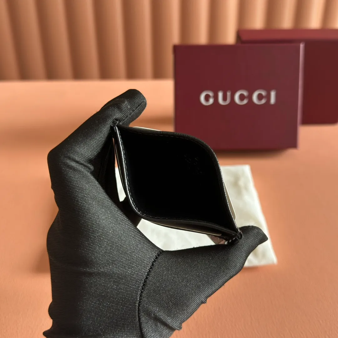 p260. 📣📣📣【Original leather with 🌈full counter packaging】🔥🔥This simple and slender wallet is made of black GG Supreme canvas, decorated with tonal leather piping and an interlocking double G logo, highlighting the charm of a classic design. Black GG Supreme canvas, environmentally friendly material. Black leather trim. Viscose lining. Oval leather interlocking G plaque. Eight card compartments, two bill compartments. Color: black/pvc. Model: 673002.