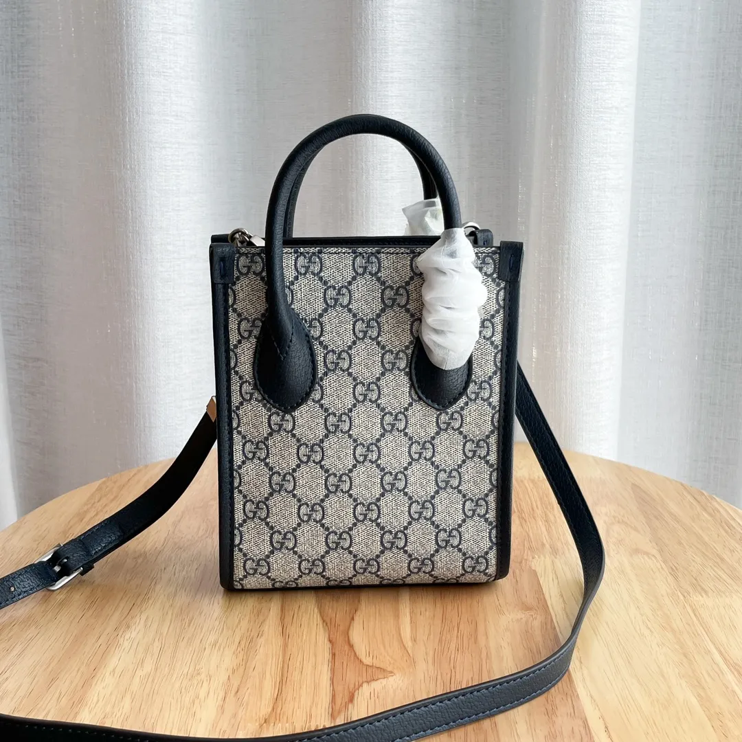 Actual shot #💰240 Model: 671623 Size: 16×20×7cm 𝙂𝙪𝙘𝙘𝙞 𝙍𝙚𝙩𝙧𝙤 Mini Tote Bag Shoulder Strap 🉑️ Adjustment Since the advent of Retro mini tote, the interlocking double G-straight has been one of the iconic elements of the brand. Familiar brand symbols combined with leather details make this tote a centerpiece. The classic double G letter intertwined canvas material makes the entire design exude strong brand connotation.