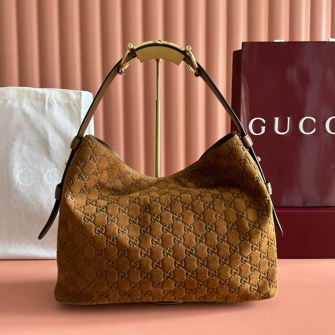p1400. 💋💋💋 Anti-pattern oil edges [with full set of original counter packaging] 2025 autumn and winter series, Gucci Beatrix series handbags adopt a casual silhouette, and the shoulder straps are decorated with iconic horsebit details to further enhance the fashion sense. Gold-toned accessories add to the sophisticated elegance of the design, and an interior zippered pocket keeps your belongings securely stored. Combining elegance and functionality, it easily accommodates daily essentials. Black soft glossy calfskin. Gold-tone hardware. Black cotton and linen blend lining. Horsebit detail on shoulder strap. Interior: Zip pocket. Shoulder strap: 21 cm high; 85 cm long. Ident: 850926. Dimensions: 35cm (width) x 27.5cm (height) x 11cm (depth) Weight: approx. 0.7kg Color: nubuck full leather. Made in Italy
