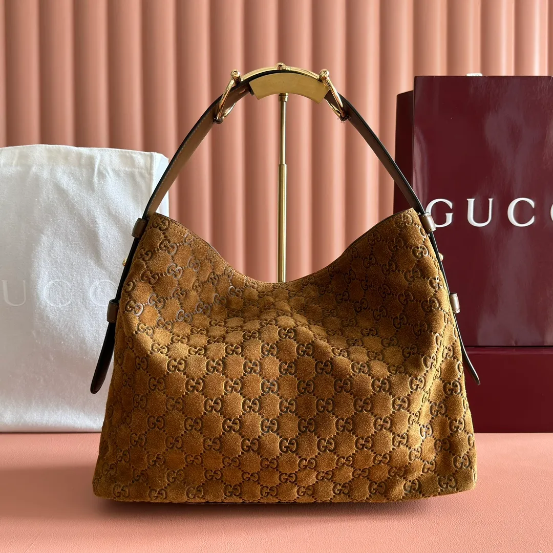 p1400. 💋💋💋 Anti-pattern oil edges [with full set of original counter packaging] 2025 autumn and winter series, Gucci Beatrix series handbags adopt a casual silhouette, and the shoulder straps are decorated with iconic horsebit details to further enhance the fashion sense. Gold-toned accessories add to the sophisticated elegance of the design, and an interior zippered pocket keeps your belongings securely stored. Combining elegance and functionality, it easily accommodates daily essentials. Black soft glossy calfskin. Gold-tone hardware. Black cotton and linen blend lining. Horsebit detail on shoulder strap. Interior: Zip pocket. Shoulder strap: 21 cm high; 85 cm long. Ident: 850926. Dimensions: 35cm (width) x 27.5cm (height) x 11cm (depth) Weight: approx. 0.7kg Color: nubuck full leather. Made in Italy