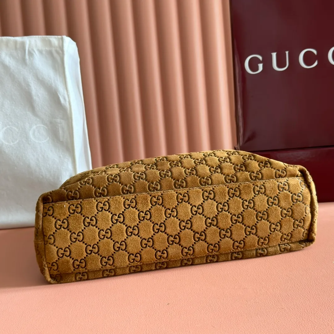 p1400. 💋💋💋 Anti-pattern oil edges [with full set of original counter packaging] 2025 autumn and winter series, Gucci Beatrix series handbags adopt a casual silhouette, and the shoulder straps are decorated with iconic horsebit details to further enhance the fashion sense. Gold-toned accessories add to the sophisticated elegance of the design, and an interior zippered pocket keeps your belongings securely stored. Combining elegance and functionality, it easily accommodates daily essentials. Black soft glossy calfskin. Gold-tone hardware. Black cotton and linen blend lining. Horsebit detail on shoulder strap. Interior: Zip pocket. Shoulder strap: 21 cm high; 85 cm long. Ident: 850926. Dimensions: 35cm (width) x 27.5cm (height) x 11cm (depth) Weight: approx. 0.7kg Color: nubuck full leather. Made in Italy