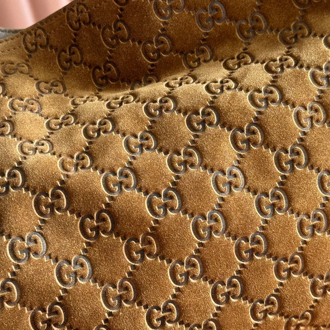 p1400. 💋💋💋 Anti-pattern oil edges [with full set of original counter packaging] 2025 autumn and winter series, Gucci Beatrix series handbags adopt a casual silhouette, and the shoulder straps are decorated with iconic horsebit details to further enhance the fashion sense. Gold-toned accessories add to the sophisticated elegance of the design, and an interior zippered pocket keeps your belongings securely stored. Combining elegance and functionality, it easily accommodates daily essentials. Black soft glossy calfskin. Gold-tone hardware. Black cotton and linen blend lining. Horsebit detail on shoulder strap. Interior: Zip pocket. Shoulder strap: 21 cm high; 85 cm long. Ident: 850926. Dimensions: 35cm (width) x 27.5cm (height) x 11cm (depth) Weight: approx. 0.7kg Color: nubuck full leather. Made in Italy