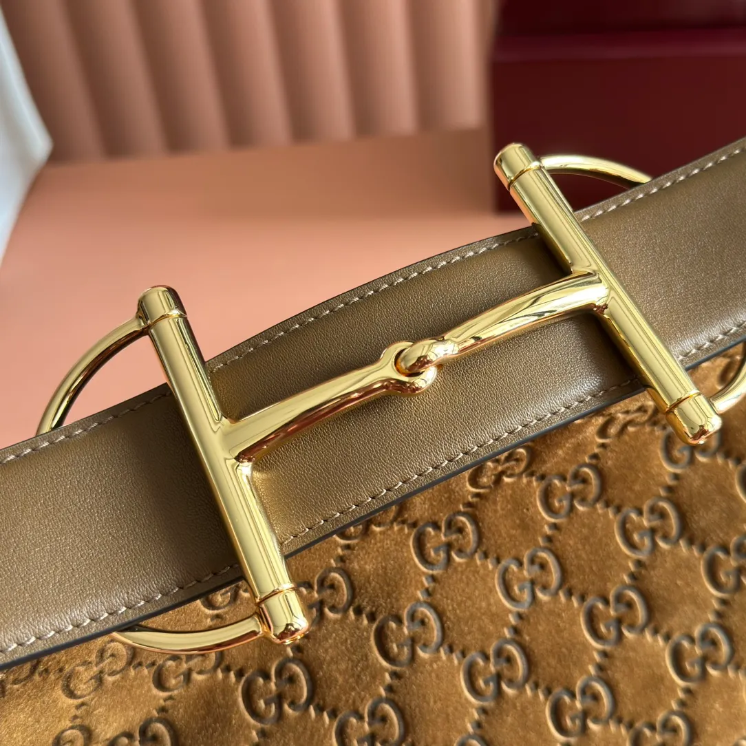 p1400. 💋💋💋 Anti-pattern oil edges [with full set of original counter packaging] 2025 autumn and winter series, Gucci Beatrix series handbags adopt a casual silhouette, and the shoulder straps are decorated with iconic horsebit details to further enhance the fashion sense. Gold-toned accessories add to the sophisticated elegance of the design, and an interior zippered pocket keeps your belongings securely stored. Combining elegance and functionality, it easily accommodates daily essentials. Black soft glossy calfskin. Gold-tone hardware. Black cotton and linen blend lining. Horsebit detail on shoulder strap. Interior: Zip pocket. Shoulder strap: 21 cm high; 85 cm long. Ident: 850926. Dimensions: 35cm (width) x 27.5cm (height) x 11cm (depth) Weight: approx. 0.7kg Color: nubuck full leather. Made in Italy