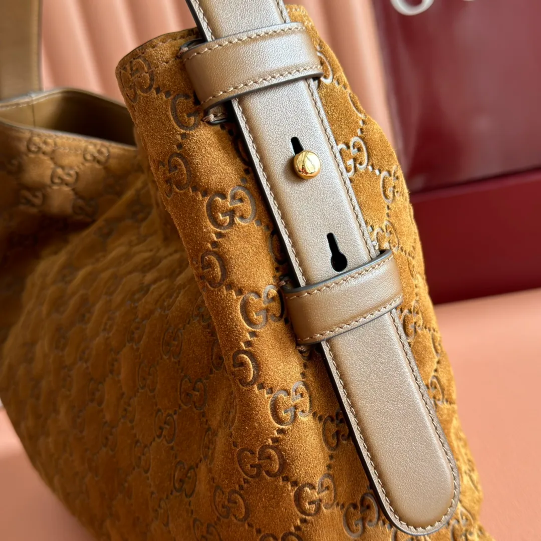 p1400. 💋💋💋 Anti-pattern oil edges [with full set of original counter packaging] 2025 autumn and winter series, Gucci Beatrix series handbags adopt a casual silhouette, and the shoulder straps are decorated with iconic horsebit details to further enhance the fashion sense. Gold-toned accessories add to the sophisticated elegance of the design, and an interior zippered pocket keeps your belongings securely stored. Combining elegance and functionality, it easily accommodates daily essentials. Black soft glossy calfskin. Gold-tone hardware. Black cotton and linen blend lining. Horsebit detail on shoulder strap. Interior: Zip pocket. Shoulder strap: 21 cm high; 85 cm long. Ident: 850926. Dimensions: 35cm (width) x 27.5cm (height) x 11cm (depth) Weight: approx. 0.7kg Color: nubuck full leather. Made in Italy