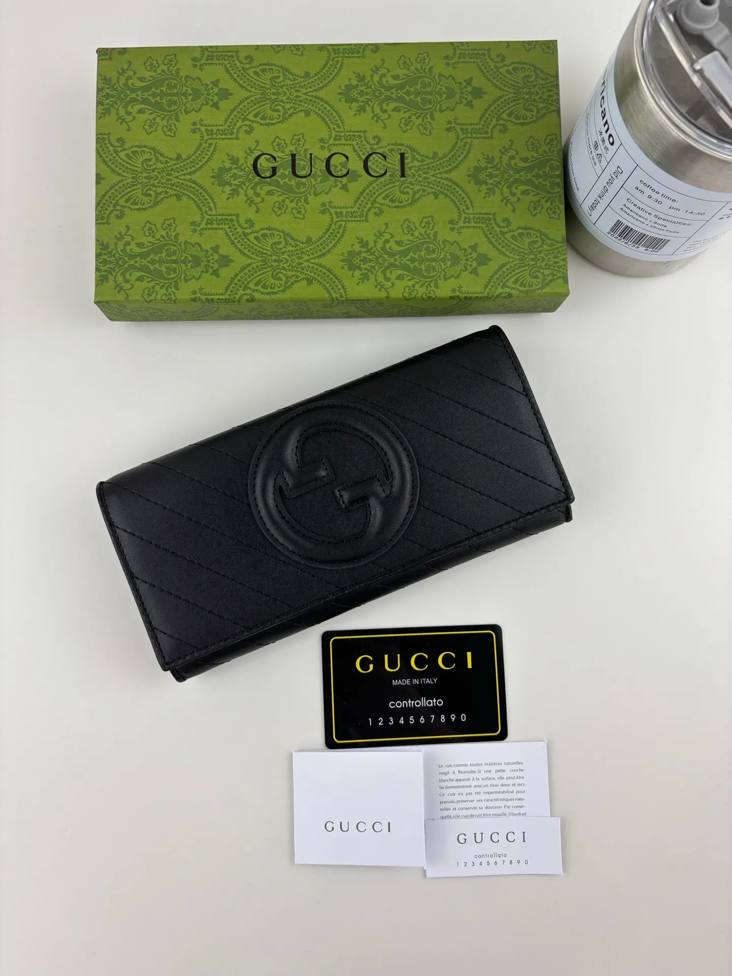 💰180 GUCCl Blondie series uses one of the brand's bold patterns and a leather design of the same color, exuding a subtle and restrained atmosphere. This series of ingenuity incorporates round geometric interlocking G's, fully displaying Gucci's modern aesthetic design. Style No.: 760302 Size: 19.5cm x 11cm x 3cm Color: Black