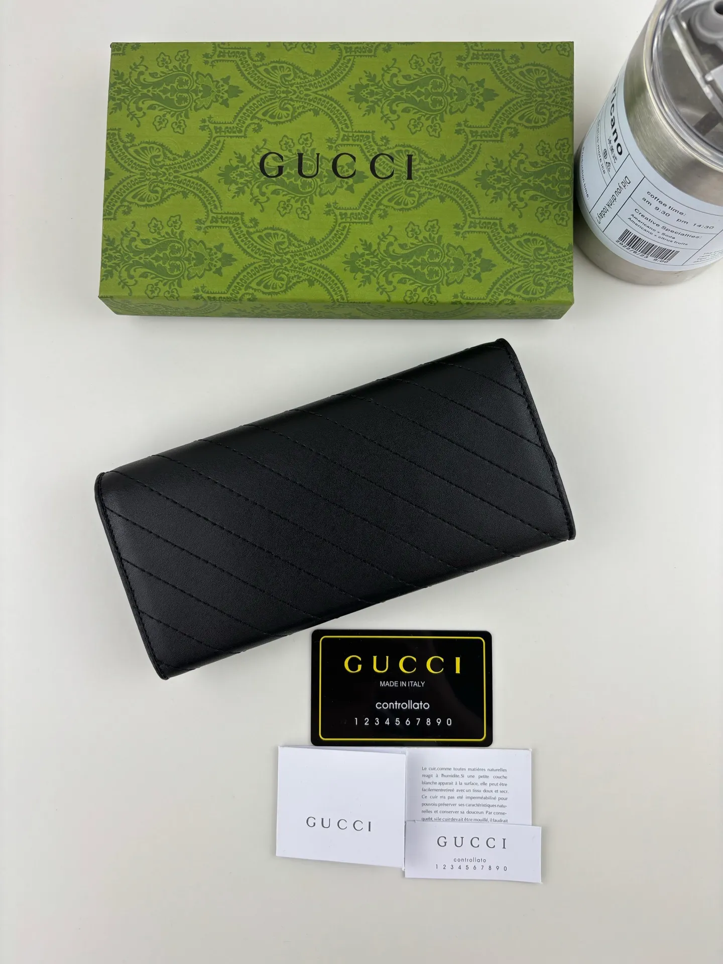 💰180 GUCCl Blondie series uses one of the brand's bold patterns and a leather design of the same color, exuding a subtle and restrained atmosphere. This series of ingenuity incorporates round geometric interlocking G's, fully displaying Gucci's modern aesthetic design. Style No.: 760302 Size: 19.5cm x 11cm x 3cm Color: Black