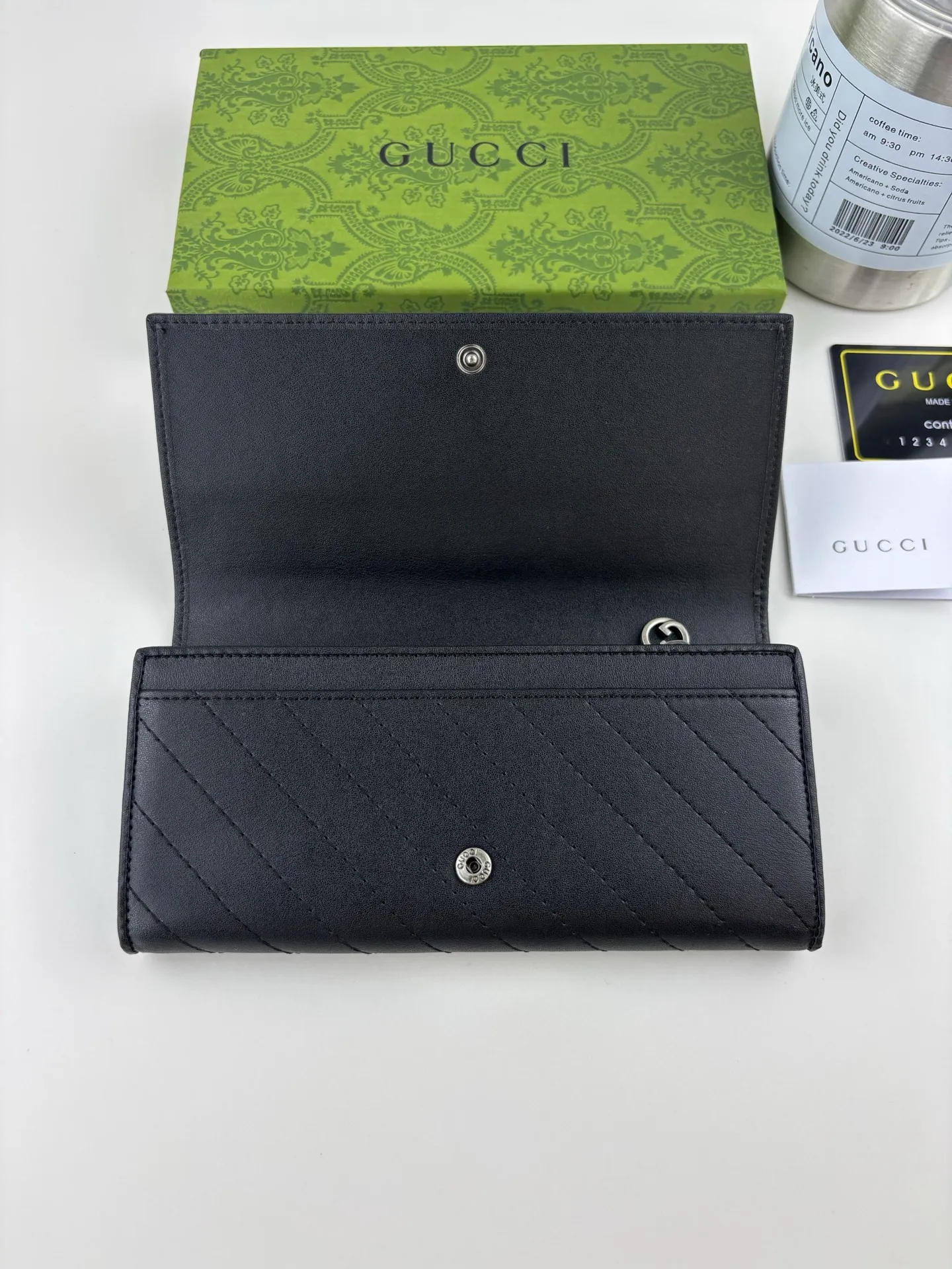 💰180 GUCCl Blondie series uses one of the brand's bold patterns and a leather design of the same color, exuding a subtle and restrained atmosphere. This series of ingenuity incorporates round geometric interlocking G's, fully displaying Gucci's modern aesthetic design. Style No.: 760302 Size: 19.5cm x 11cm x 3cm Color: Black
