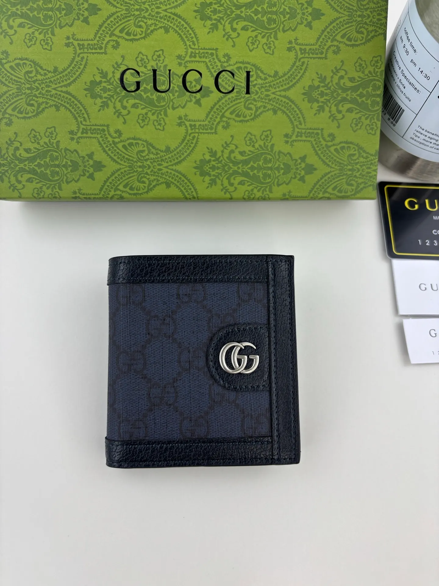 💰120 GUCCl Ophidia series card holder, the GG logo evolved from the Gucci diamond pattern that appeared in the 1930s, and has since become the traditional essence of Gucci. This new Ophidia series card holder uses this recognizable pattern on blue material. Double G hardware completes the look, in blue GG Supreme canvas with blue leather piping and palladium tone hardware, Double G. Style No.: 732016 Size: 10cm x 10cm x 1.5cm Color: Blue