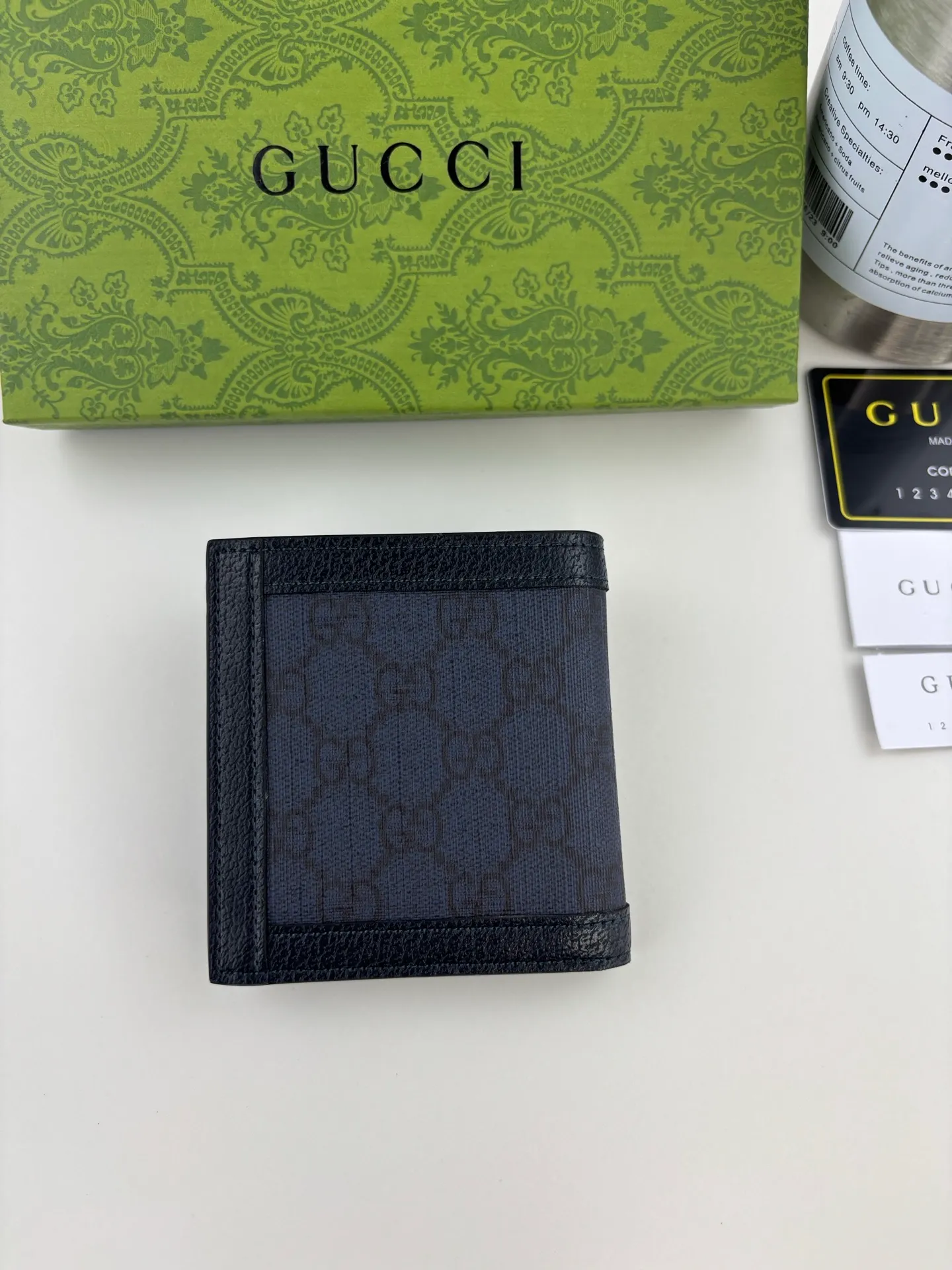 💰120 GUCCl Ophidia series card holder, the GG logo evolved from the Gucci diamond pattern that appeared in the 1930s, and has since become the traditional essence of Gucci. This new Ophidia series card holder uses this recognizable pattern on blue material. Double G hardware completes the look, in blue GG Supreme canvas with blue leather piping and palladium tone hardware, Double G. Style No.: 732016 Size: 10cm x 10cm x 1.5cm Color: Blue