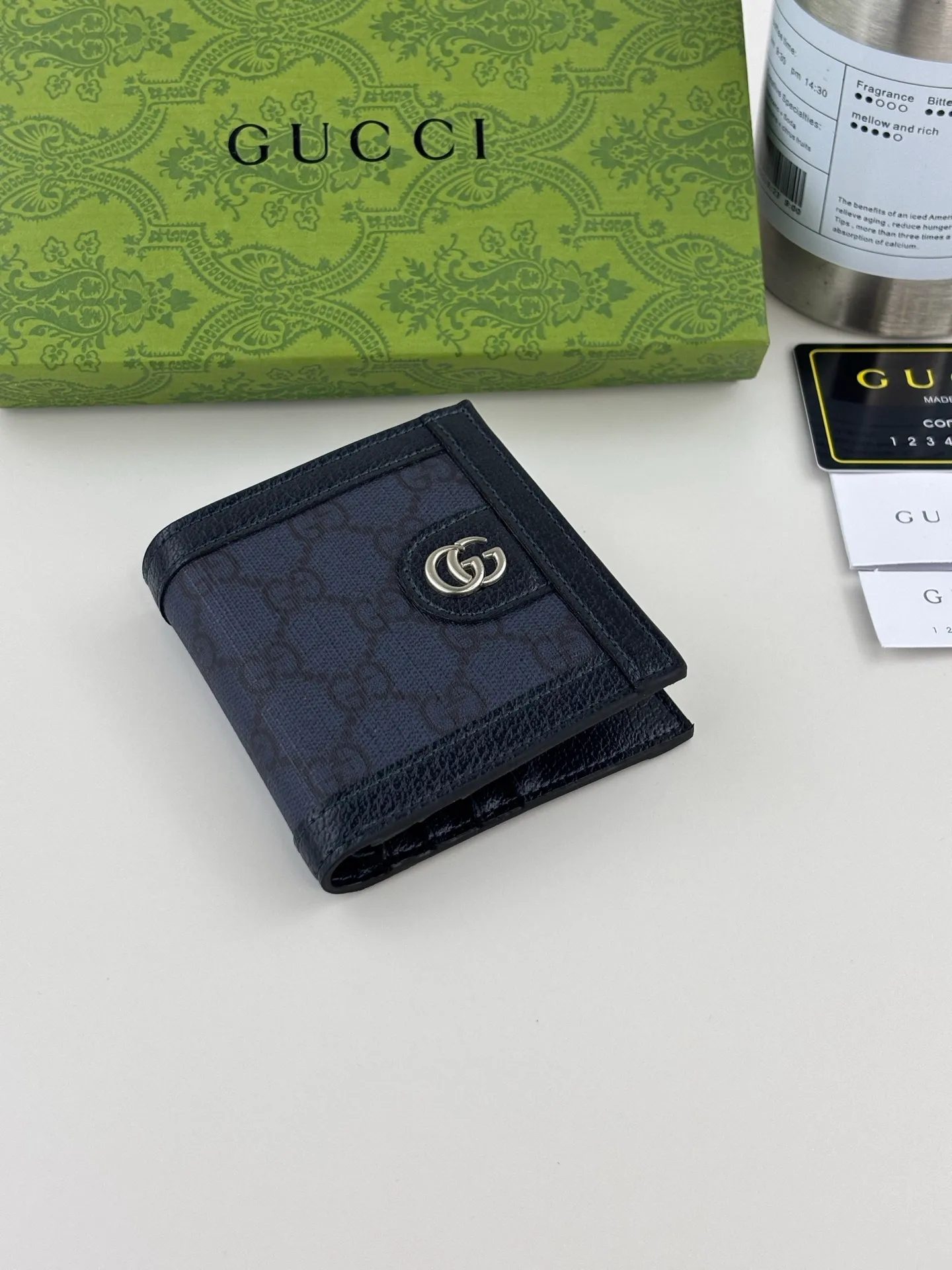 💰120 GUCCl Ophidia series card holder, the GG logo evolved from the Gucci diamond pattern that appeared in the 1930s, and has since become the traditional essence of Gucci. This new Ophidia series card holder uses this recognizable pattern on blue material. Double G hardware completes the look, in blue GG Supreme canvas with blue leather piping and palladium tone hardware, Double G. Style No.: 732016 Size: 10cm x 10cm x 1.5cm Color: Blue