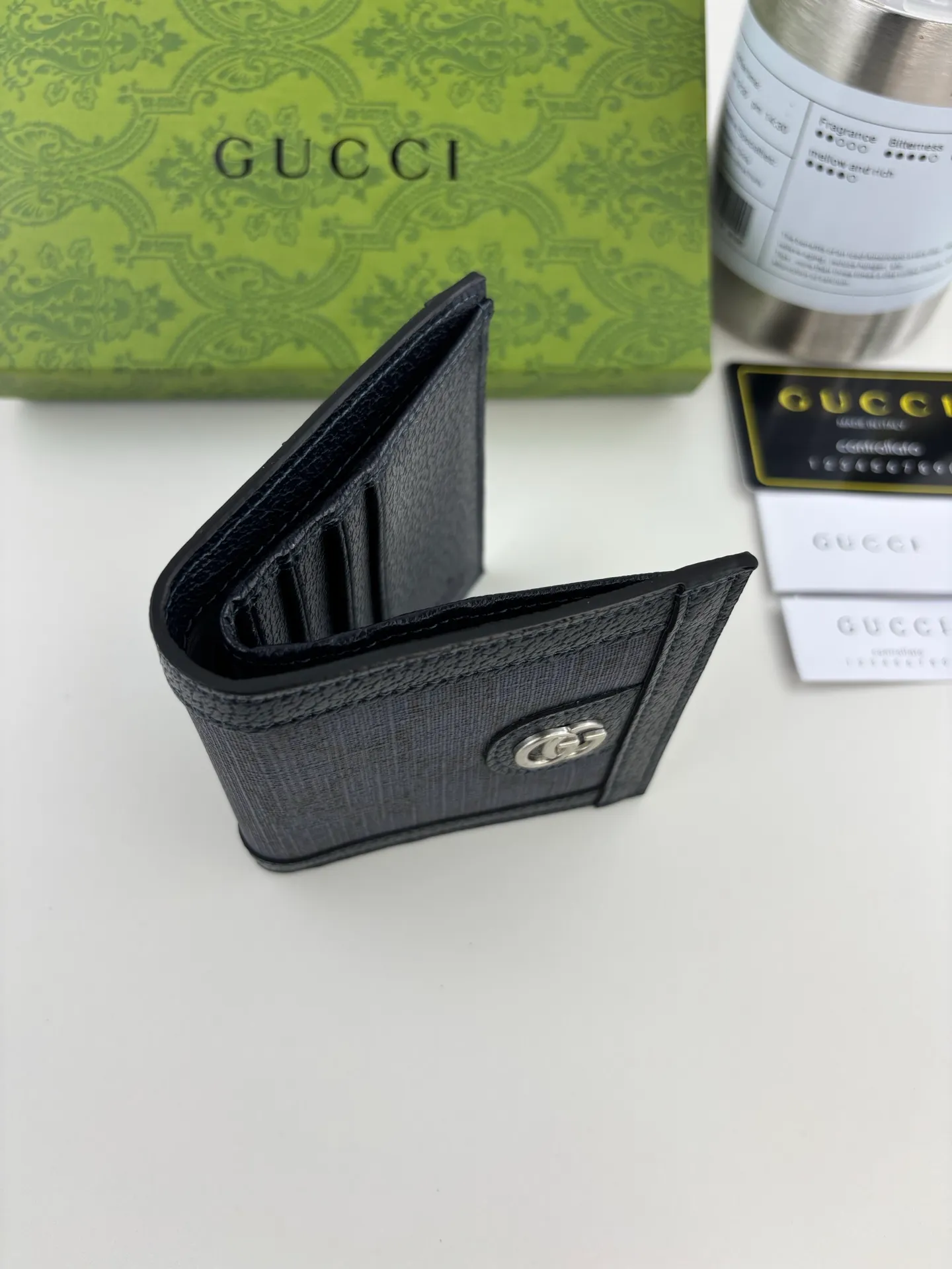 💰120 GUCCl Ophidia series card holder, the GG logo evolved from the Gucci diamond pattern that appeared in the 1930s, and has since become the traditional essence of Gucci. This new Ophidia series card holder uses this recognizable pattern on blue material. Double G hardware completes the look, in blue GG Supreme canvas with blue leather piping and palladium tone hardware, Double G. Style No.: 732016 Size: 10cm x 10cm x 1.5cm Color: Blue