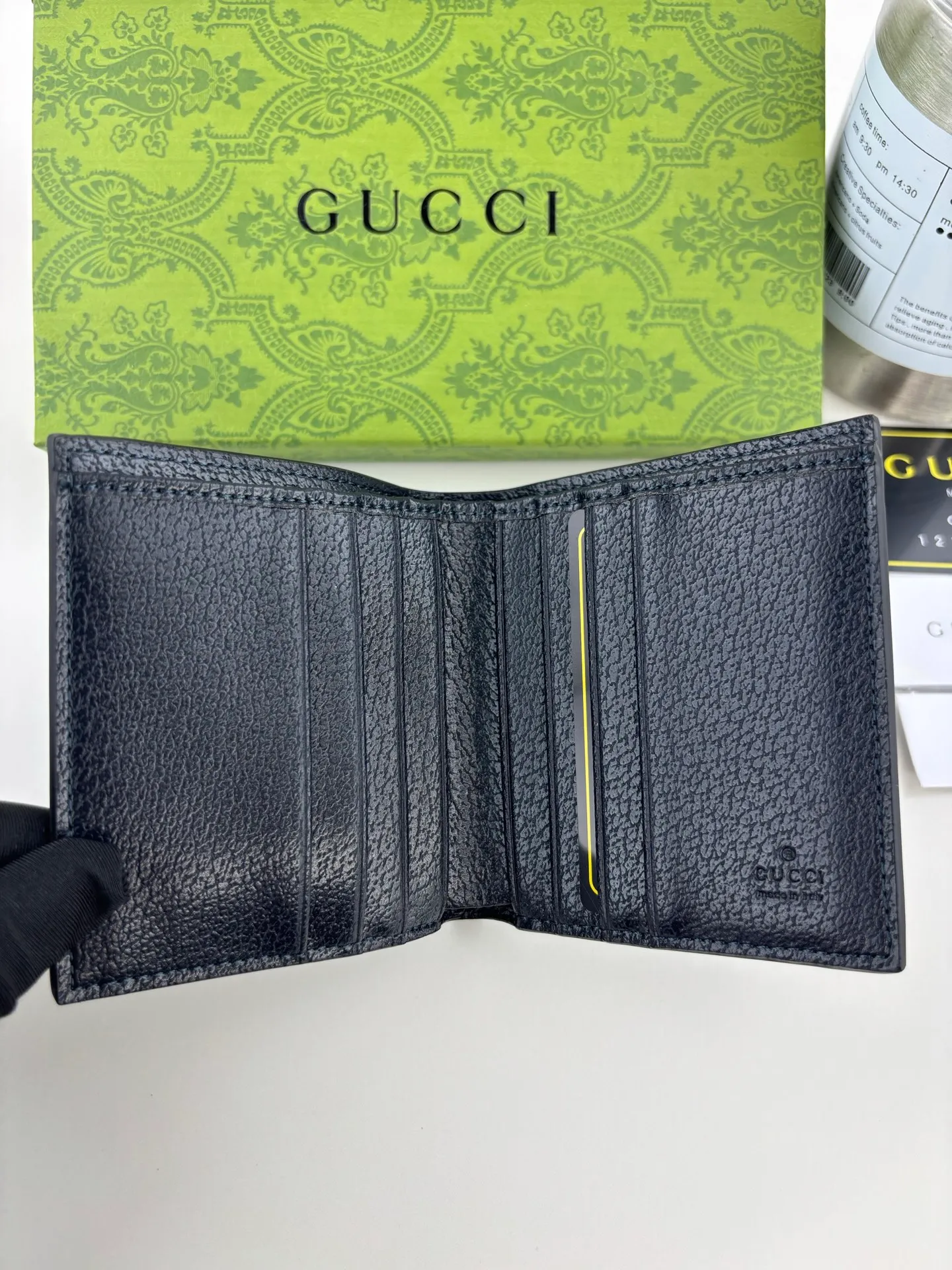 💰120 GUCCl Ophidia series card holder, the GG logo evolved from the Gucci diamond pattern that appeared in the 1930s, and has since become the traditional essence of Gucci. This new Ophidia series card holder uses this recognizable pattern on blue material. Double G hardware completes the look, in blue GG Supreme canvas with blue leather piping and palladium tone hardware, Double G. Style No.: 732016 Size: 10cm x 10cm x 1.5cm Color: Blue