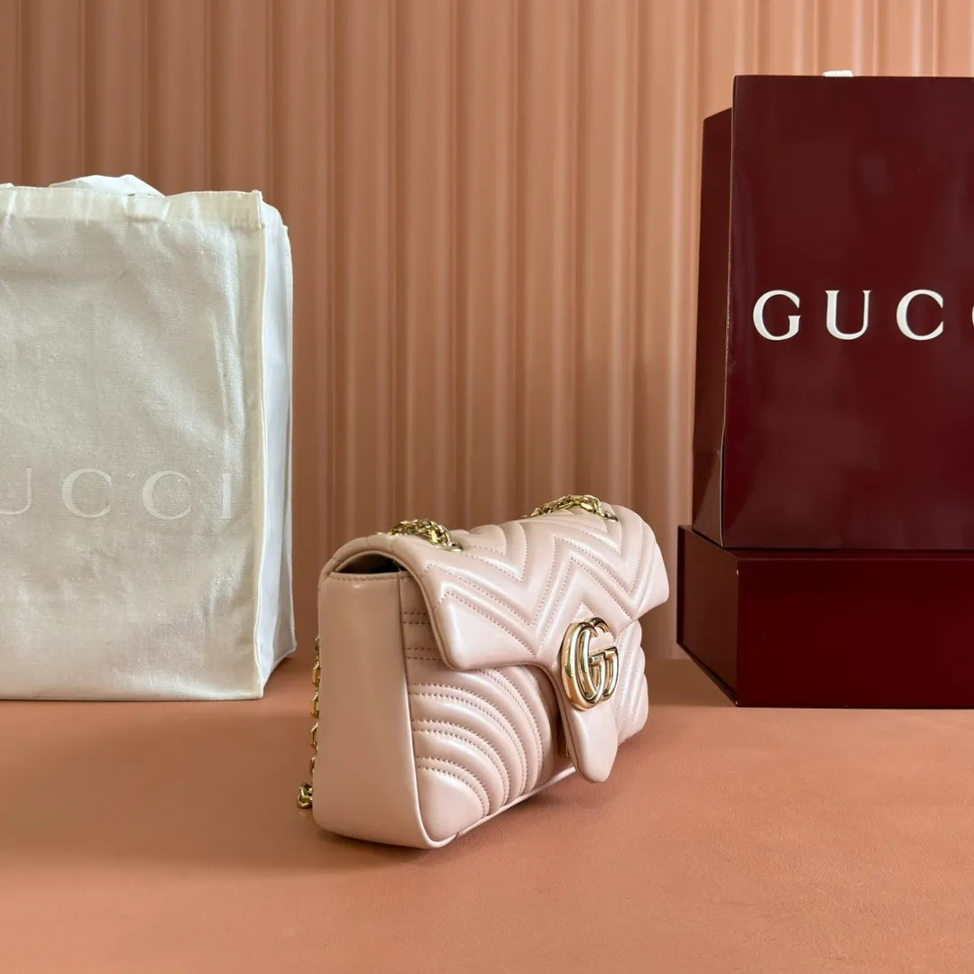 p1360💋💋💋【Full set of packaging at the counter】Imported original sheepskin pure copper hardware brand's iconic GG Marmont series is ingeniously integrated with double G styling accessories and faceted chain straps, and soft leather is selected to create a soft-lined bag shape. Simple and neat back pockets make medium and large bags more practical. Black V-shaped Matelassé sheepskin Light gold-tone hardware Gucci ankara red viscose lining Double G Interior: One zipped pocket External: One open pocket Sliding chain strap that can be used as a shoulder strap (56 cm high) Spring-buckle flap Ident: 837267. Dimensions: 26 cm (width) x 15 cm (height) x 7 cm (depth) Weight: about 0.65 kg Color: pink full leather/original leather. Made in Italy