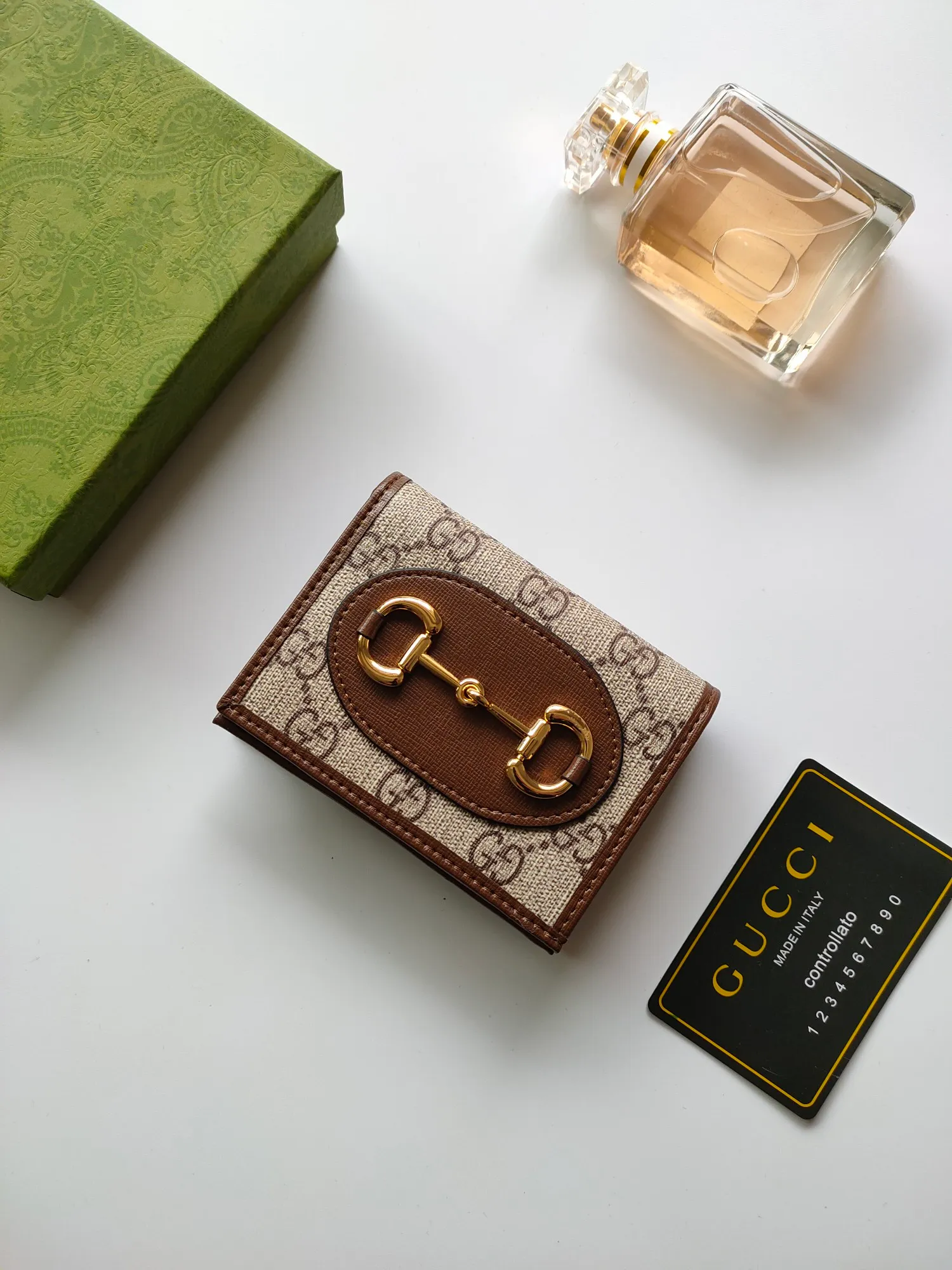 💰140💰🇭🇺 In the 2020 spring and summer series🐡🐡newly launched Gucci is made of GG Supreme high-end artificial canvas and brown leather 🐡🐡1955 Horsebit Card Holder This series adopts the same double ring and long strip design as the handbag 🐡🐡This detail is inspired by the brand’s equestrian origins 🐡🐡It is one of Gucci’s classic heritage🐡🐡It is also one of the brand’s most representative symbolic elements🐡🐡Model: 621887, size: width 11x height 8.5x side width 3cm
