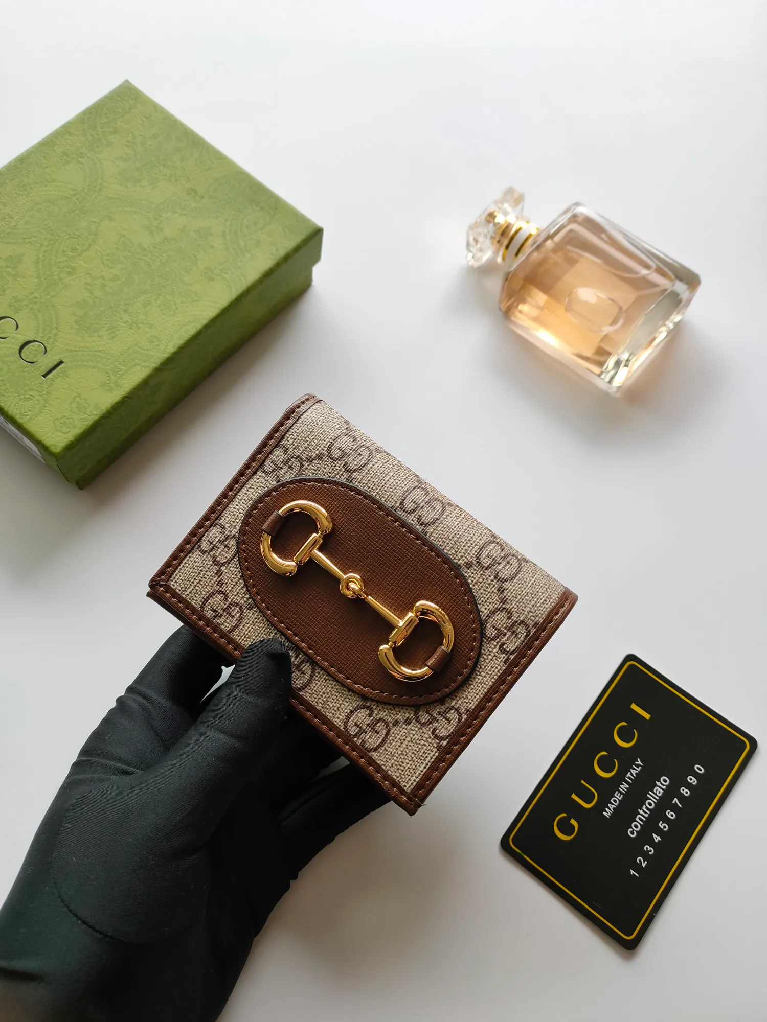 💰140💰🇭🇺 In the 2020 spring and summer series🐡🐡newly launched Gucci is made of GG Supreme high-end artificial canvas and brown leather 🐡🐡1955 Horsebit Card Holder This series adopts the same double ring and long strip design as the handbag 🐡🐡This detail is inspired by the brand’s equestrian origins 🐡🐡It is one of Gucci’s classic heritage🐡🐡It is also one of the brand’s most representative symbolic elements🐡🐡Model: 621887, size: width 11x height 8.5x side width 3cm