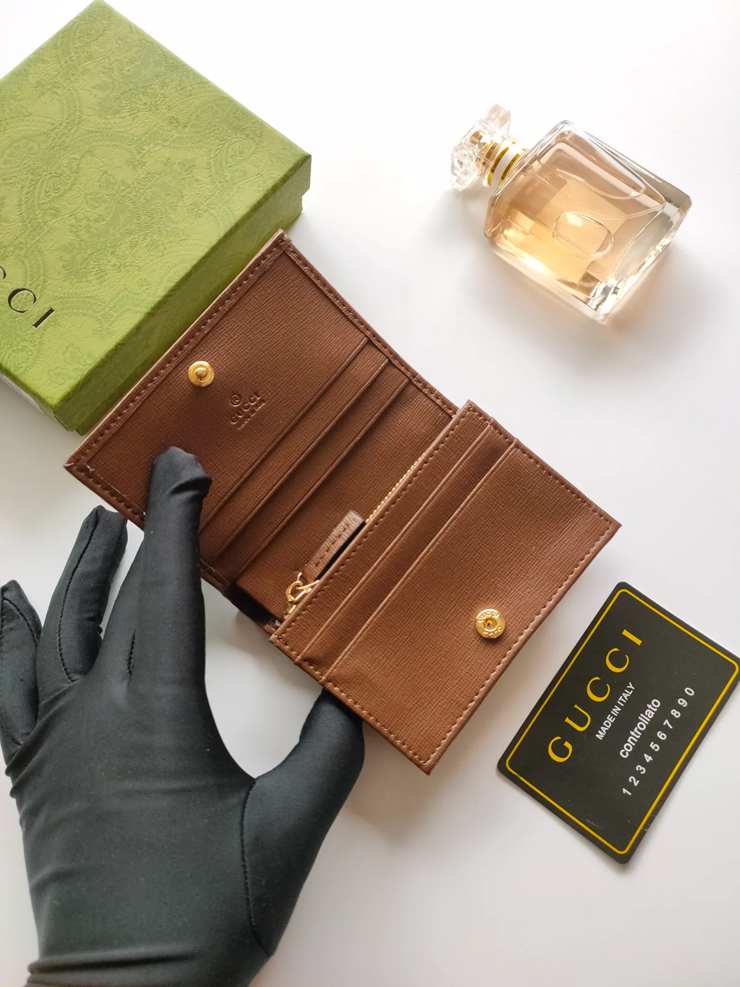 💰140💰🇭🇺 In the 2020 spring and summer series🐡🐡newly launched Gucci is made of GG Supreme high-end artificial canvas and brown leather 🐡🐡1955 Horsebit Card Holder This series adopts the same double ring and long strip design as the handbag 🐡🐡This detail is inspired by the brand’s equestrian origins 🐡🐡It is one of Gucci’s classic heritage🐡🐡It is also one of the brand’s most representative symbolic elements🐡🐡Model: 621887, size: width 11x height 8.5x side width 3cm