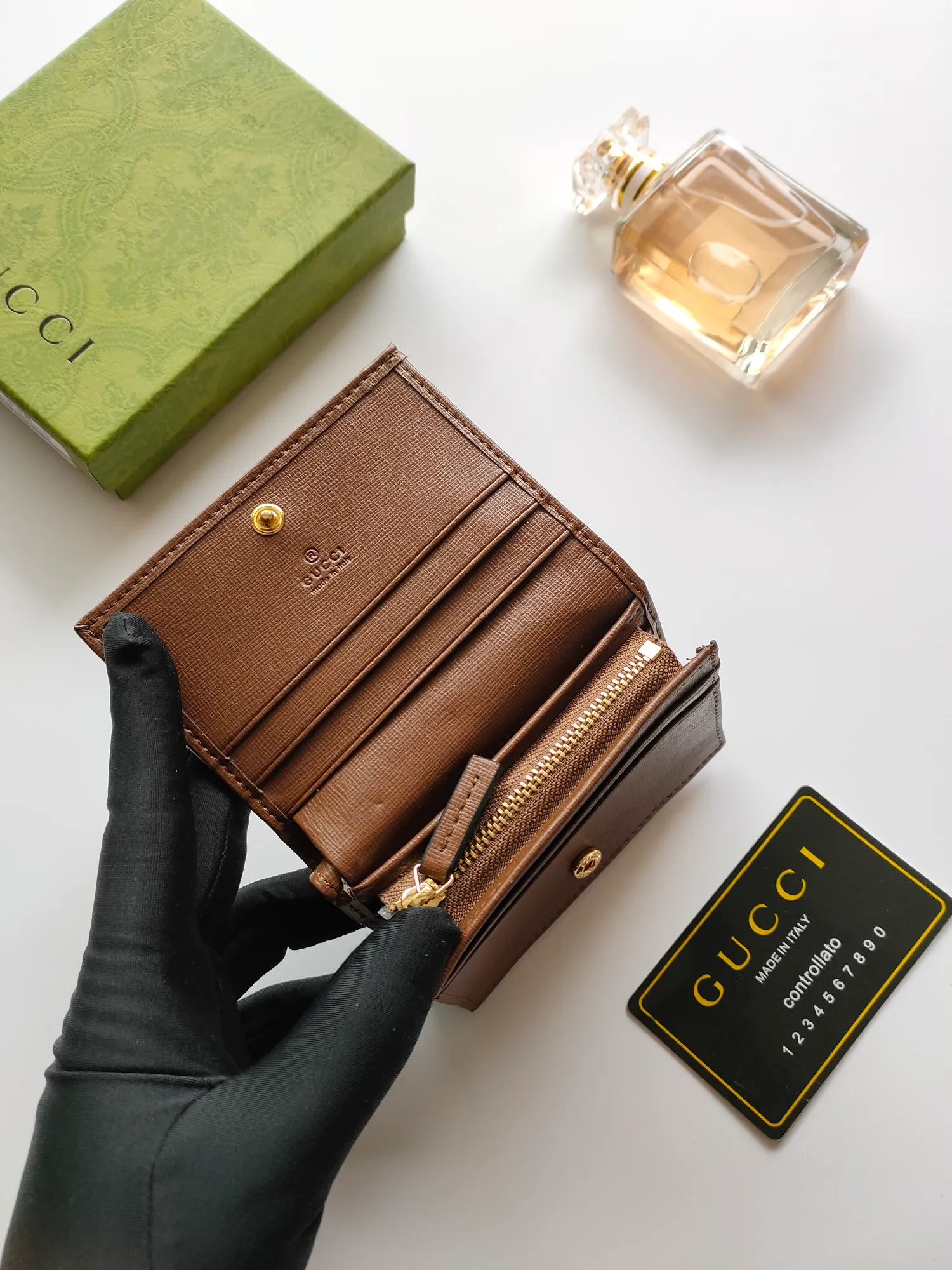 💰140💰🇭🇺 In the 2020 spring and summer series🐡🐡newly launched Gucci is made of GG Supreme high-end artificial canvas and brown leather 🐡🐡1955 Horsebit Card Holder This series adopts the same double ring and long strip design as the handbag 🐡🐡This detail is inspired by the brand’s equestrian origins 🐡🐡It is one of Gucci’s classic heritage🐡🐡It is also one of the brand’s most representative symbolic elements🐡🐡Model: 621887, size: width 11x height 8.5x side width 3cm