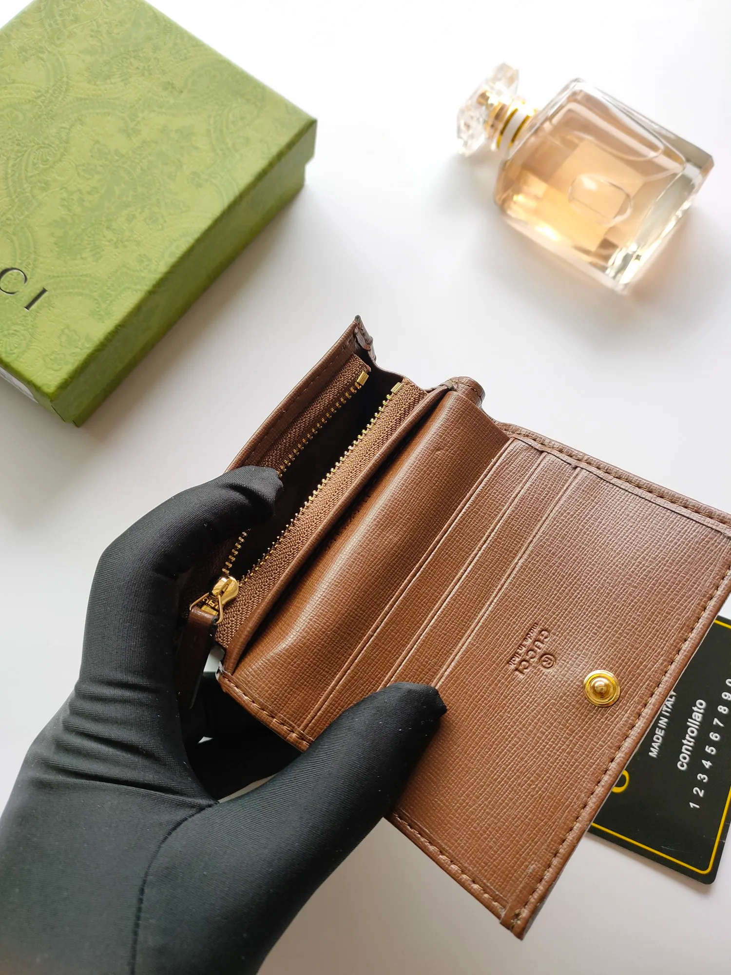 💰140💰🇭🇺 In the 2020 spring and summer series🐡🐡newly launched Gucci is made of GG Supreme high-end artificial canvas and brown leather 🐡🐡1955 Horsebit Card Holder This series adopts the same double ring and long strip design as the handbag 🐡🐡This detail is inspired by the brand’s equestrian origins 🐡🐡It is one of Gucci’s classic heritage🐡🐡It is also one of the brand’s most representative symbolic elements🐡🐡Model: 621887, size: width 11x height 8.5x side width 3cm