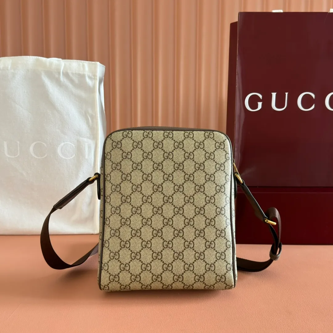 p940. 💋💋💋"With full set of original counter packaging" [New Product] The Ophidia series is reminiscent of the brand's long tradition through the iconic mesh pattern and the double G logo in light gold tones. These styles are crafted from soft GG Monogram coated fabric and lined with green cotton. Beige and dark brown GG monogram coated fabric Brown leather trim Light gold tone hardware Green linen and cotton blend lining Double G webbing Item number: 839103. Dimensions: 20x23x5cm. Color: Brown/PVC. Made in Italy