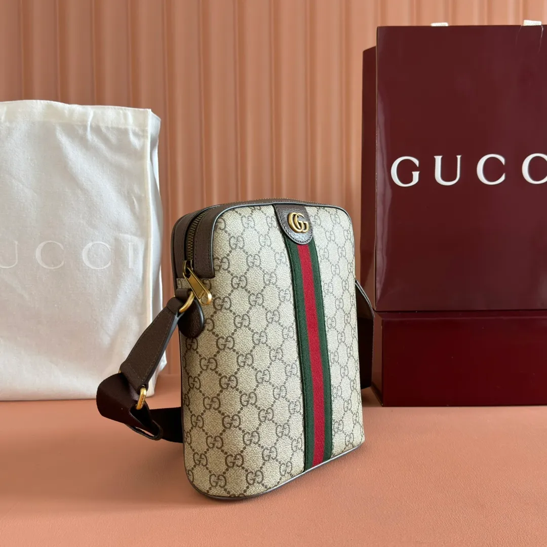 p940. 💋💋💋"With full set of original counter packaging" [New Product] The Ophidia series is reminiscent of the brand's long tradition through the iconic mesh pattern and the double G logo in light gold tones. These styles are crafted from soft GG Monogram coated fabric and lined with green cotton. Beige and dark brown GG monogram coated fabric Brown leather trim Light gold tone hardware Green linen and cotton blend lining Double G webbing Item number: 839103. Dimensions: 20x23x5cm. Color: Brown/PVC. Made in Italy