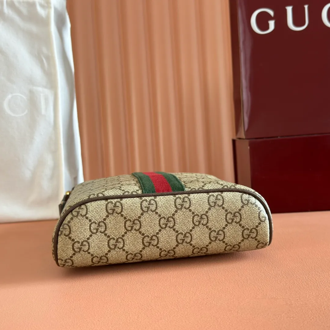 p940. 💋💋💋"With full set of original counter packaging" [New Product] The Ophidia series is reminiscent of the brand's long tradition through the iconic mesh pattern and the double G logo in light gold tones. These styles are crafted from soft GG Monogram coated fabric and lined with green cotton. Beige and dark brown GG monogram coated fabric Brown leather trim Light gold tone hardware Green linen and cotton blend lining Double G webbing Item number: 839103. Dimensions: 20x23x5cm. Color: Brown/PVC. Made in Italy