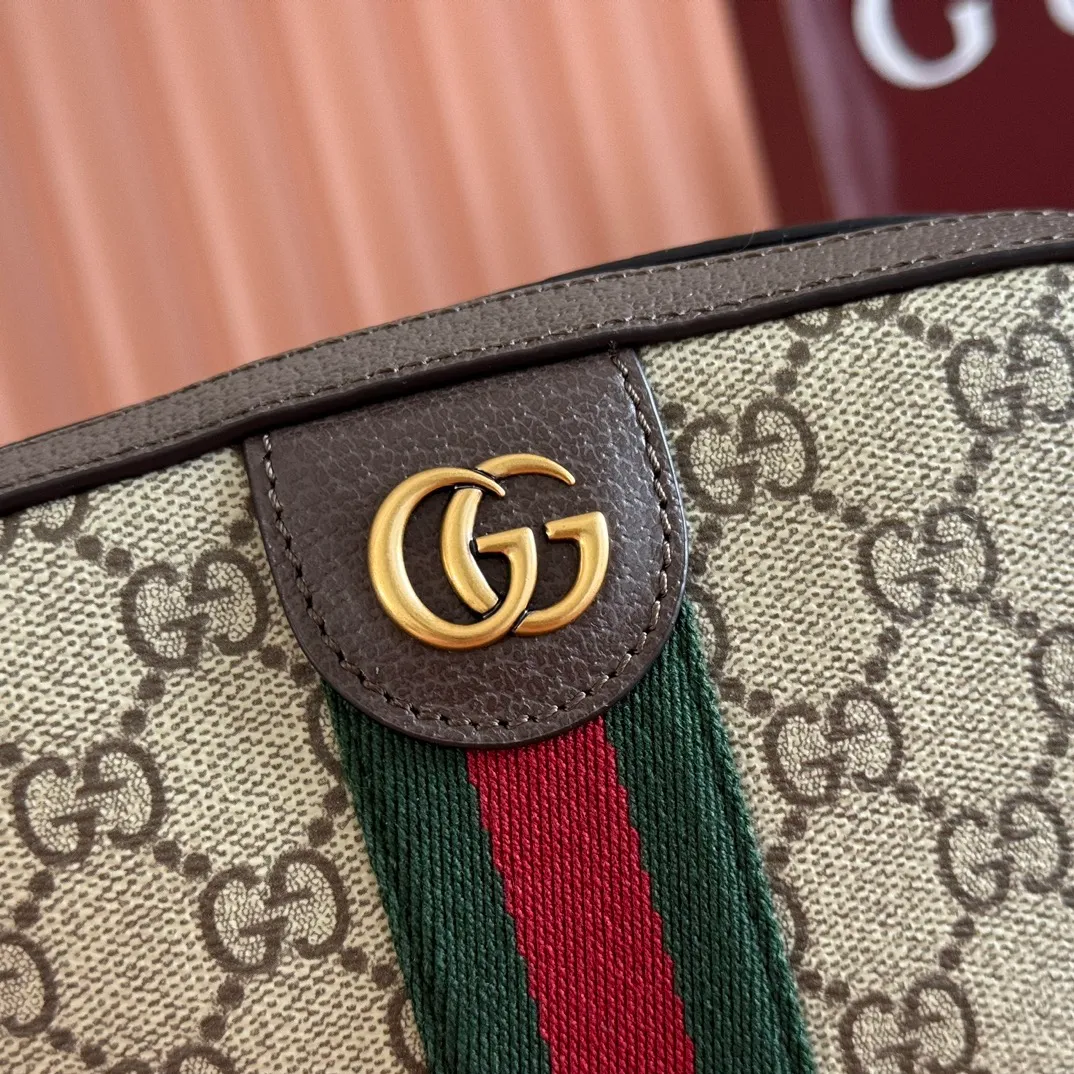 p940. 💋💋💋"With full set of original counter packaging" [New Product] The Ophidia series is reminiscent of the brand's long tradition through the iconic mesh pattern and the double G logo in light gold tones. These styles are crafted from soft GG Monogram coated fabric and lined with green cotton. Beige and dark brown GG monogram coated fabric Brown leather trim Light gold tone hardware Green linen and cotton blend lining Double G webbing Item number: 839103. Dimensions: 20x23x5cm. Color: Brown/PVC. Made in Italy