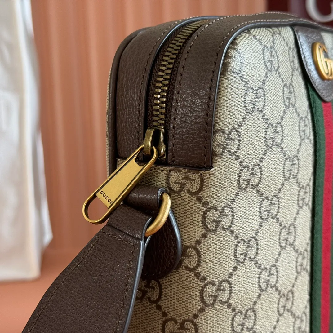 p940. 💋💋💋"With full set of original counter packaging" [New Product] The Ophidia series is reminiscent of the brand's long tradition through the iconic mesh pattern and the double G logo in light gold tones. These styles are crafted from soft GG Monogram coated fabric and lined with green cotton. Beige and dark brown GG monogram coated fabric Brown leather trim Light gold tone hardware Green linen and cotton blend lining Double G webbing Item number: 839103. Dimensions: 20x23x5cm. Color: Brown/PVC. Made in Italy