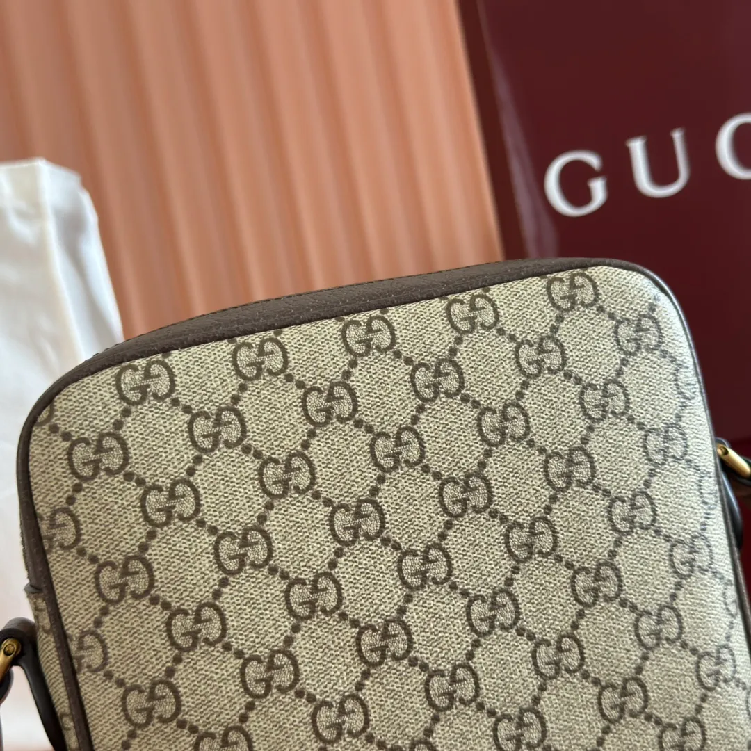 p940. 💋💋💋"With full set of original counter packaging" [New Product] The Ophidia series is reminiscent of the brand's long tradition through the iconic mesh pattern and the double G logo in light gold tones. These styles are crafted from soft GG Monogram coated fabric and lined with green cotton. Beige and dark brown GG monogram coated fabric Brown leather trim Light gold tone hardware Green linen and cotton blend lining Double G webbing Item number: 839103. Dimensions: 20x23x5cm. Color: Brown/PVC. Made in Italy