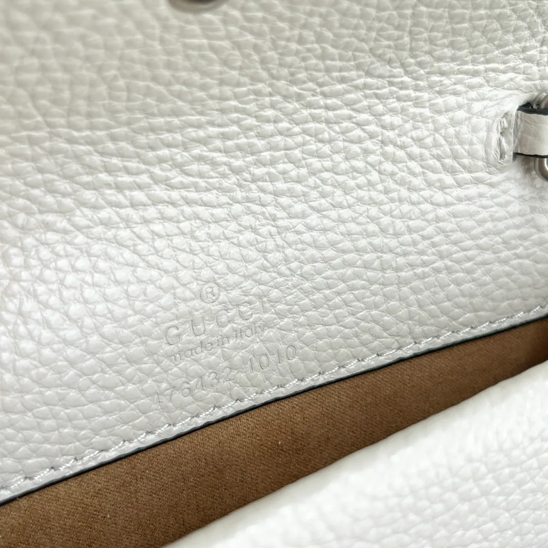 Actual shot #💰260 with box Model: 476432 White leather Size: 16.5x10x4.5cm 𝙂𝙪𝙘𝙘𝙞 𝘿𝙞𝙤𝙣𝙮𝙨𝙪𝙨 𝙈𝙞𝙣𝙞 16.5 Xiaogujia’s entry-level small bag is recommended. It’s not worth mentioning. It’s a classic model that can be said to be the symbol of Xiaogujia. The classic mini Dionysian buckle is paired with calfskin. This bag has a very high appearance rate. It is simply a tool for daily wear and is very popular on the street❗️