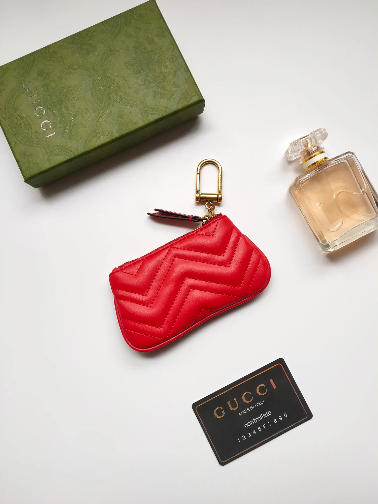 ￥130 GUCCI’s new small coin purse ~ lipstick bag🧃🧃 is made of imported calfskin with embroidered wavy pattern, 🧃🧃 matched with exquisite original factory bronze double G hardware 🧃🧃, flexible and unique hook buckle, small and exquisite, great effect, model: 671773, color: black, bright red, nude pink, size: 12.5x7x1.5cm