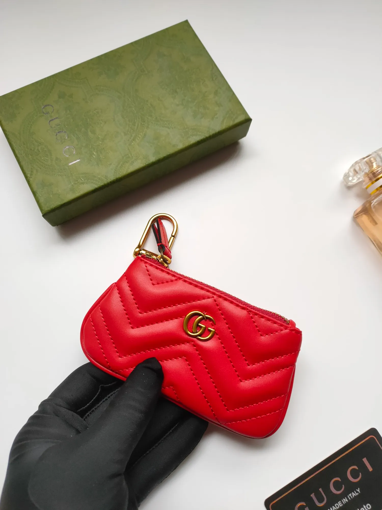 ￥130 GUCCI’s new small coin purse ~ lipstick bag🧃🧃 is made of imported calfskin with embroidered wavy pattern, 🧃🧃 matched with exquisite original factory bronze double G hardware 🧃🧃, flexible and unique hook buckle, small and exquisite, great effect, model: 671773, color: black, bright red, nude pink, size: 12.5x7x1.5cm