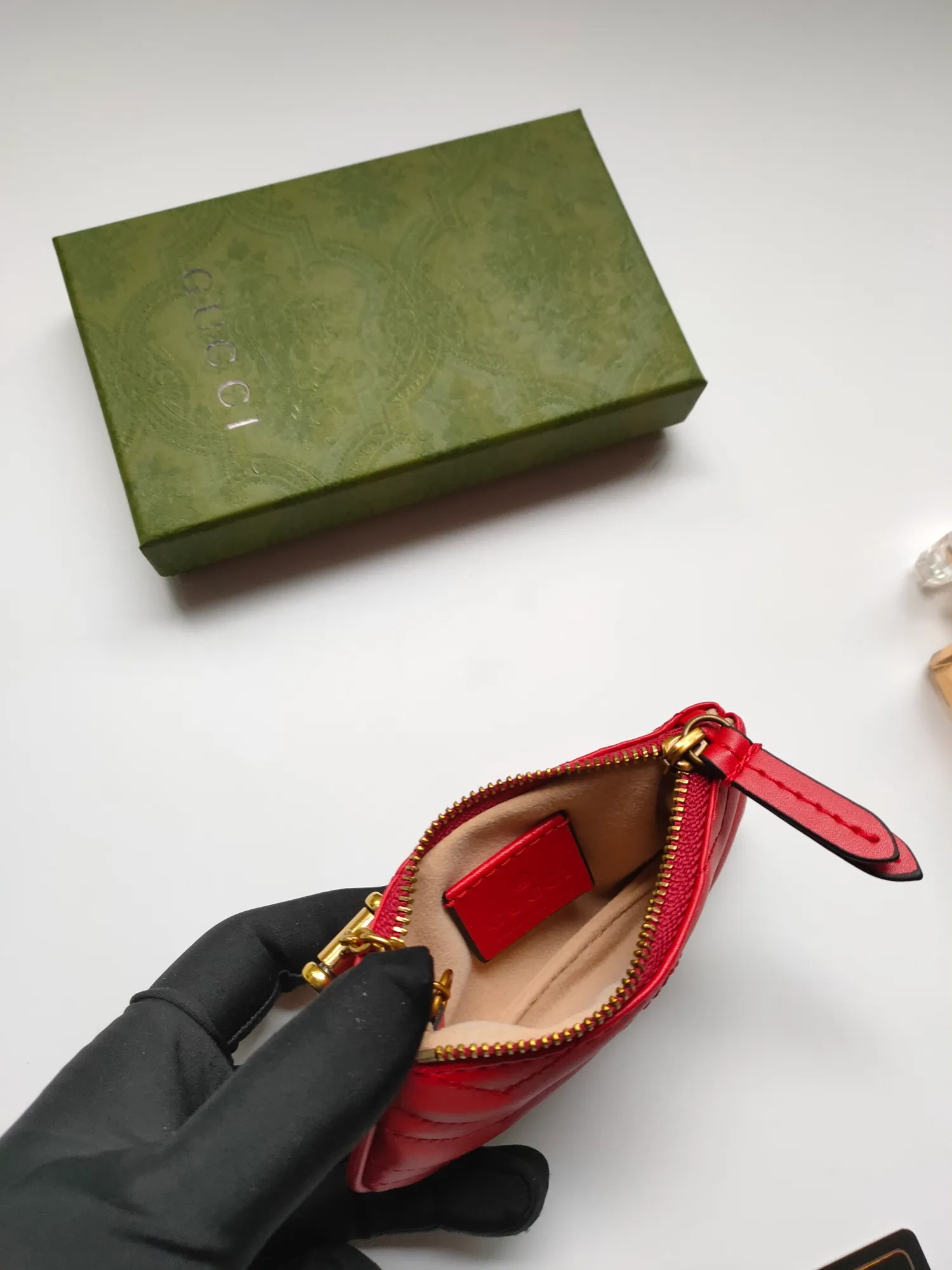 ￥130 GUCCI’s new small coin purse ~ lipstick bag🧃🧃 is made of imported calfskin with embroidered wavy pattern, 🧃🧃 matched with exquisite original factory bronze double G hardware 🧃🧃, flexible and unique hook buckle, small and exquisite, great effect, model: 671773, color: black, bright red, nude pink, size: 12.5x7x1.5cm